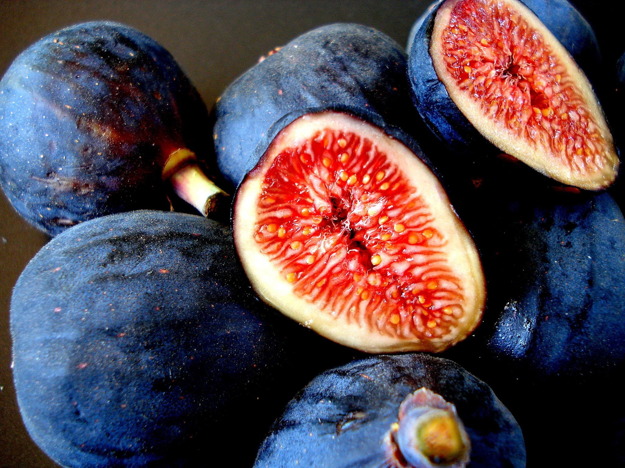 Fig: An oblong or pear-shaped syconium fruit of a tree of the Mulberry family. 2050x1540 HD Background.