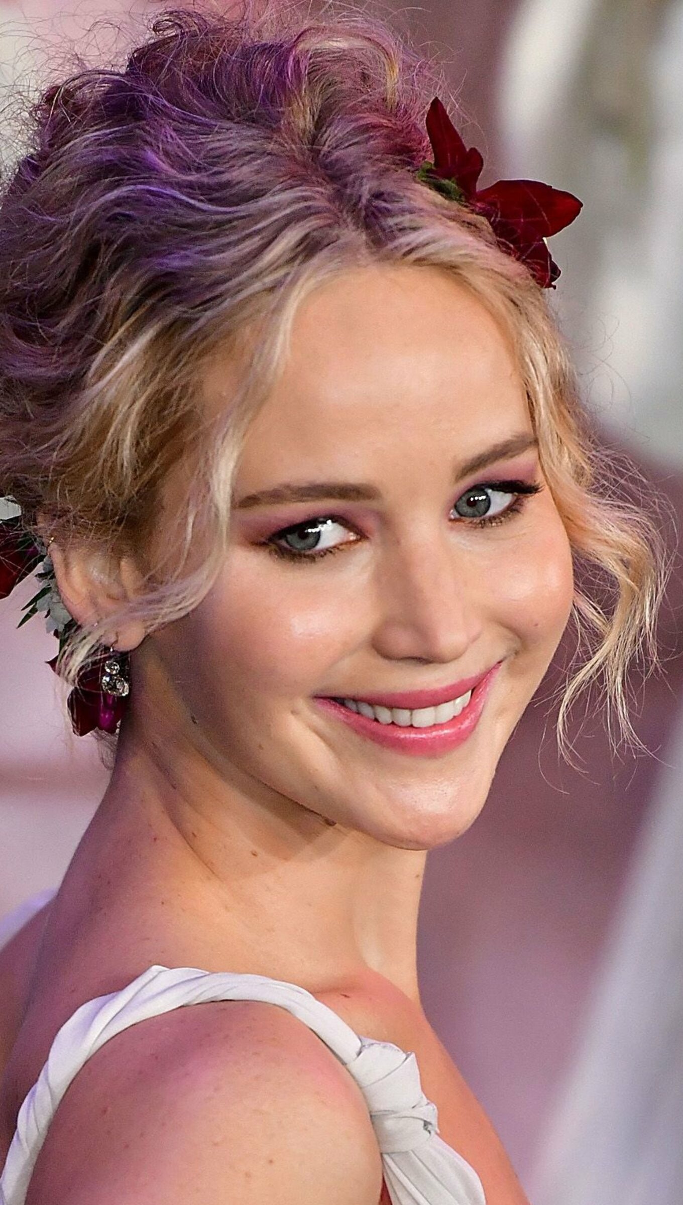 Jennifer Lawrence: Appeared in the music video for the song "The Mess I Made" by Parachute. 1360x2400 HD Background.