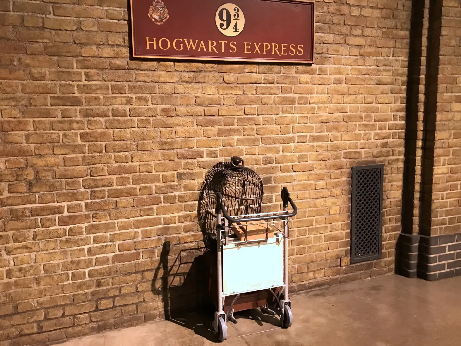 Platform 9 3/4 movies, Harry Potter Studio Tour London, Behind-the-scenes visit, Magical experience, 1920x1440 HD Desktop
