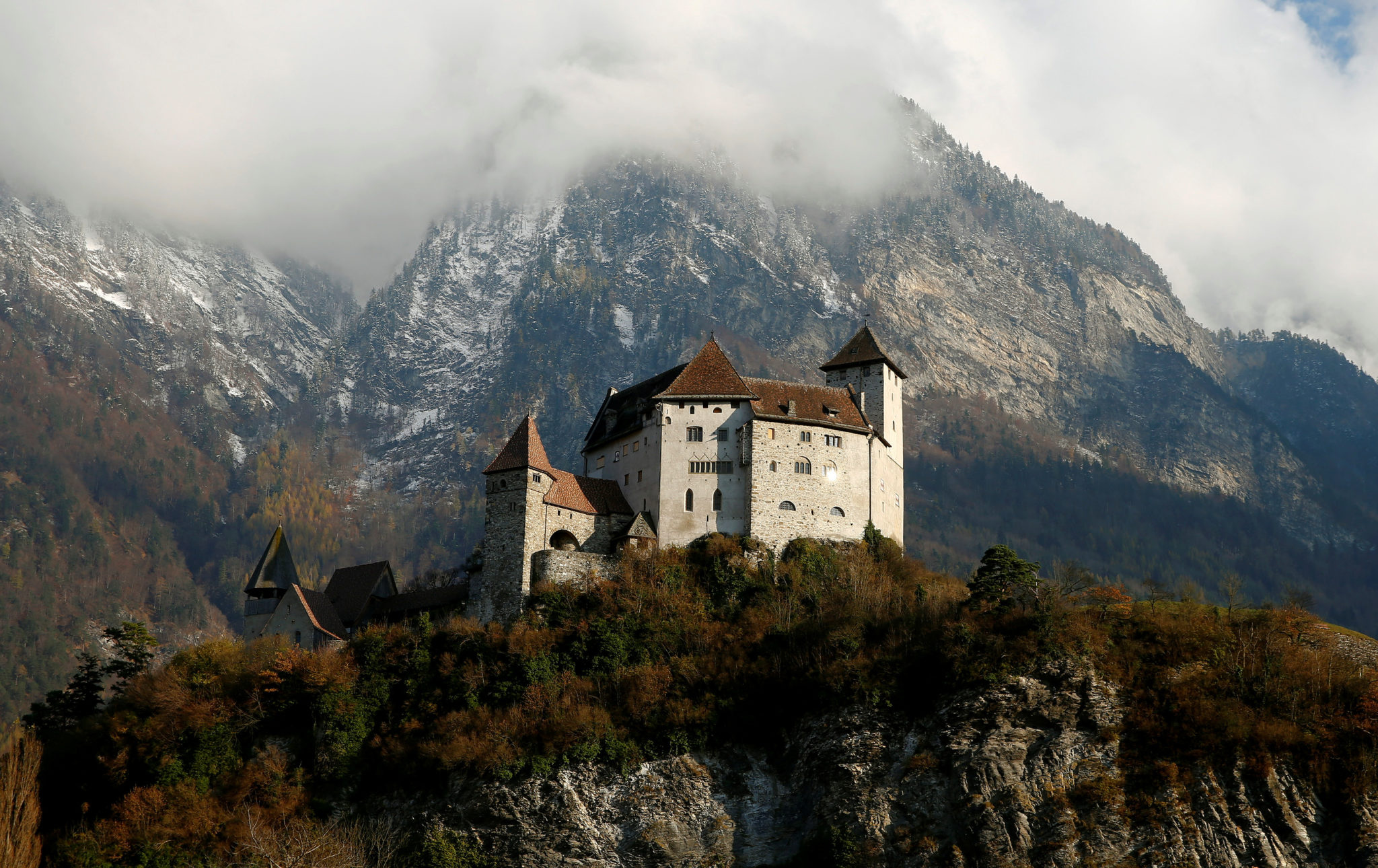 Burg Gutenberg castle, Balzers Liechtenstein, 2050x1290 HD Desktop