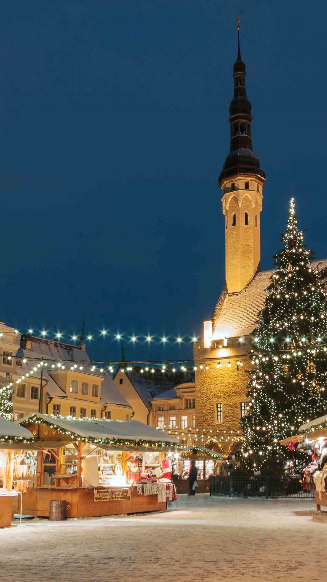 Fesselnder Weihnachtsmarkt am Rathaus von Tallinn, 1080x1920 Full HD Handy
