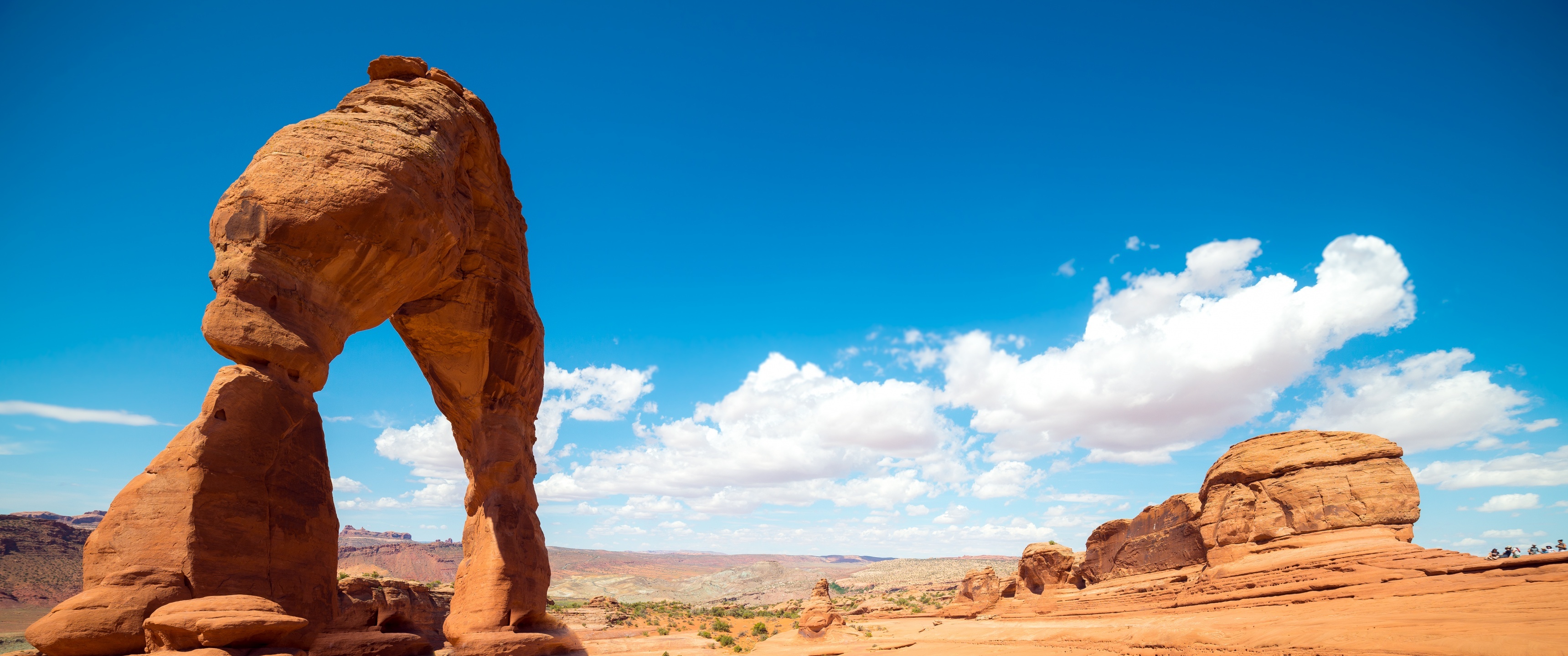Delicate Arches, 4K wallpaper, Landmark of Utah, Majestic clouds, 3440x1440 Dual Screen Desktop