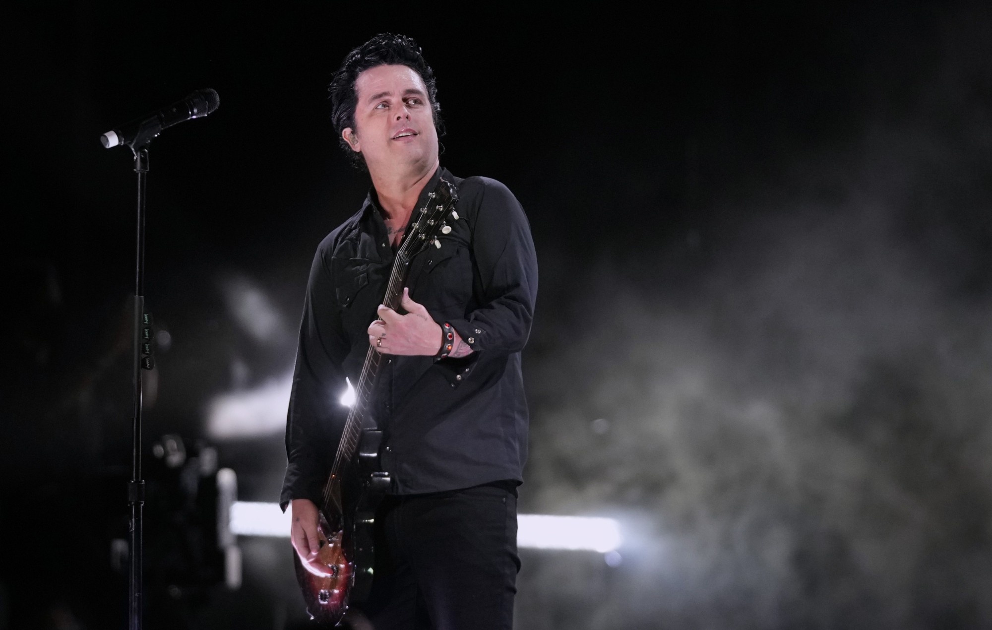 Billie Joe Armstrong, Green Day performance, Music concert, Crowd, 2000x1270 HD Desktop
