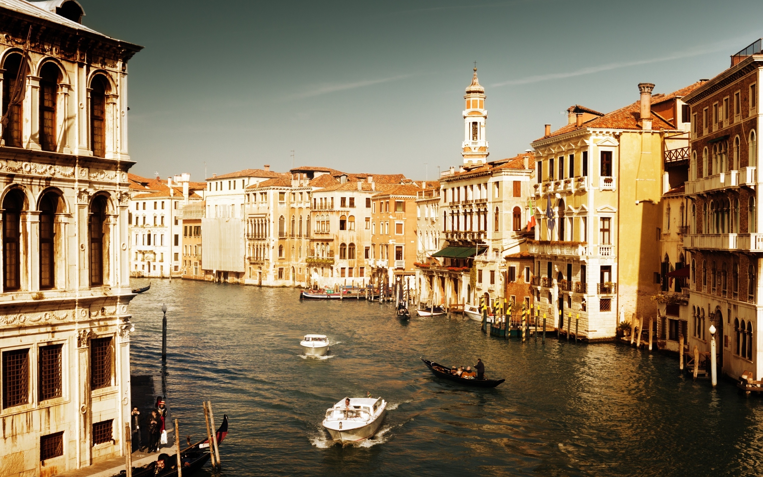 Venice: Was a vassal of the Byzantine Empire until the 10th century. 2560x1600 HD Background.
