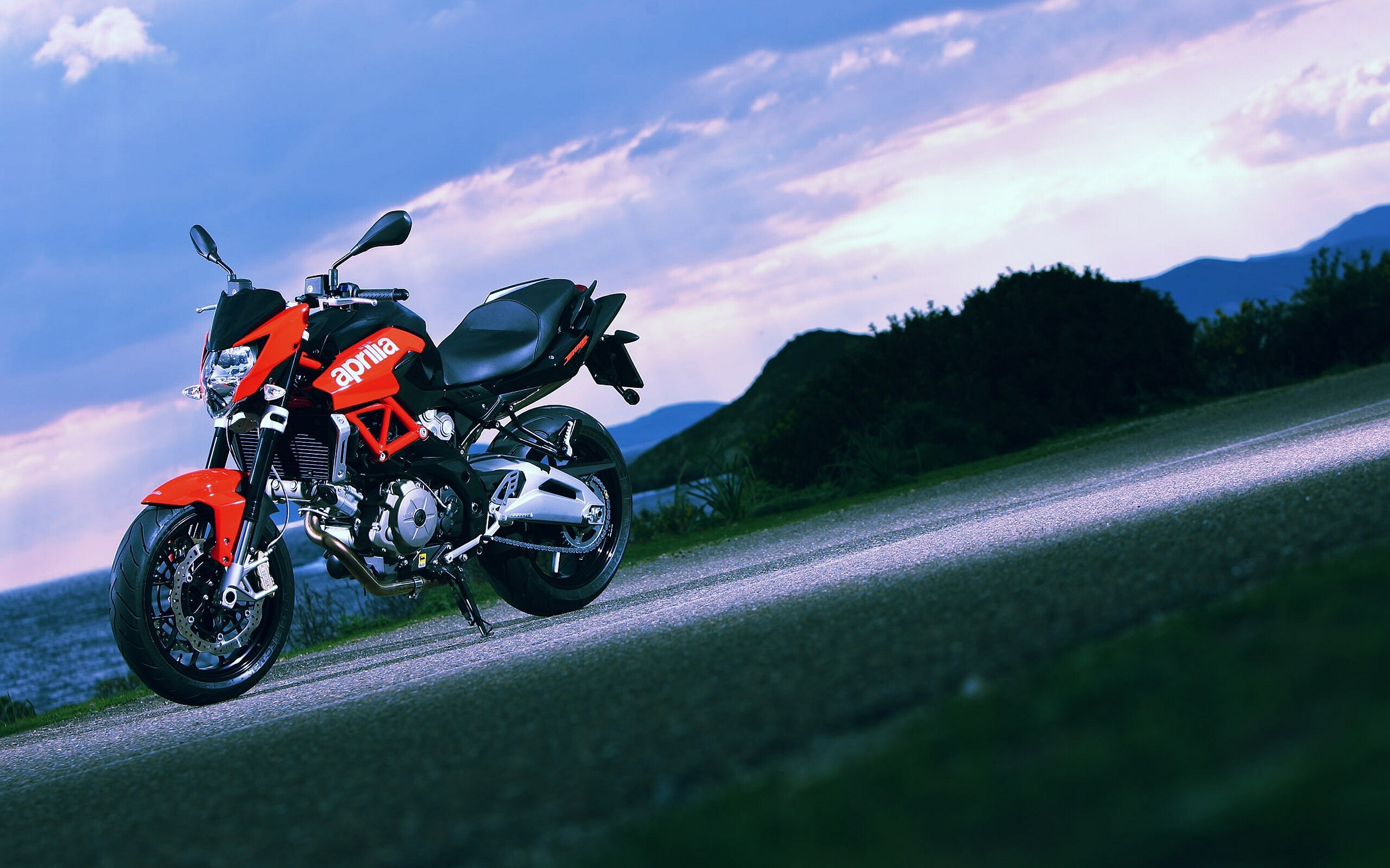 Aprilia: SL 750 Shiver, Ride by Wire Technology, 90° V-twin engine. 2560x1600 HD Wallpaper.