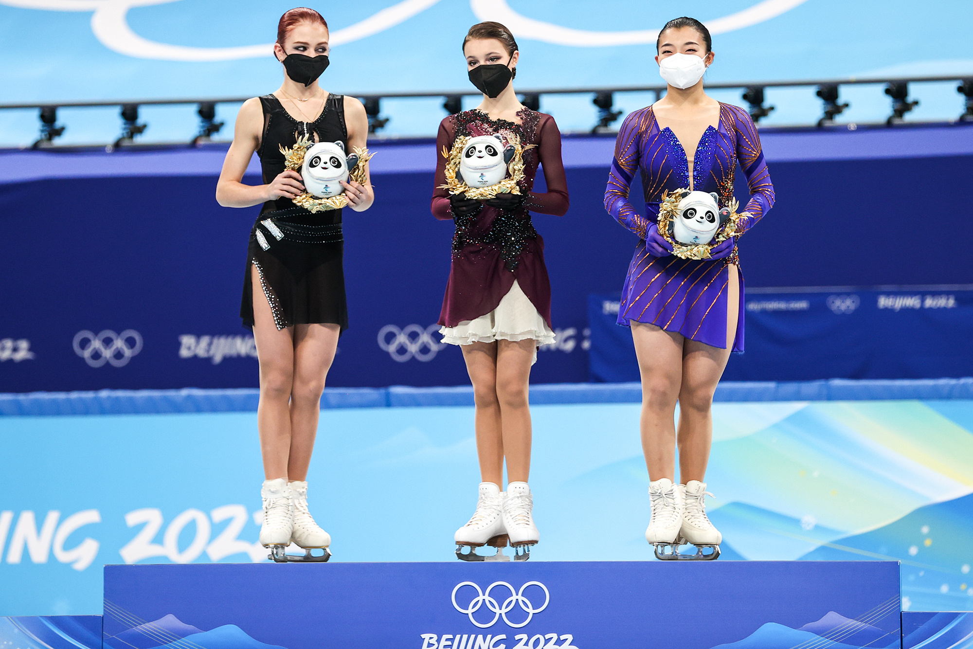 Kaori Sakamoto, Johnny Weir and Tara Lipinski react, Kamila Valieva's Olympics fall, 2000x1340 HD Desktop
