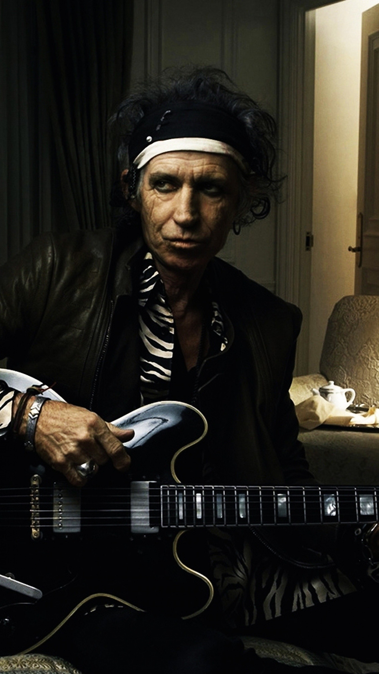 Keith Richards' guitar room, Musical sanctuary, Screen beauty, 1250x2210 HD Phone