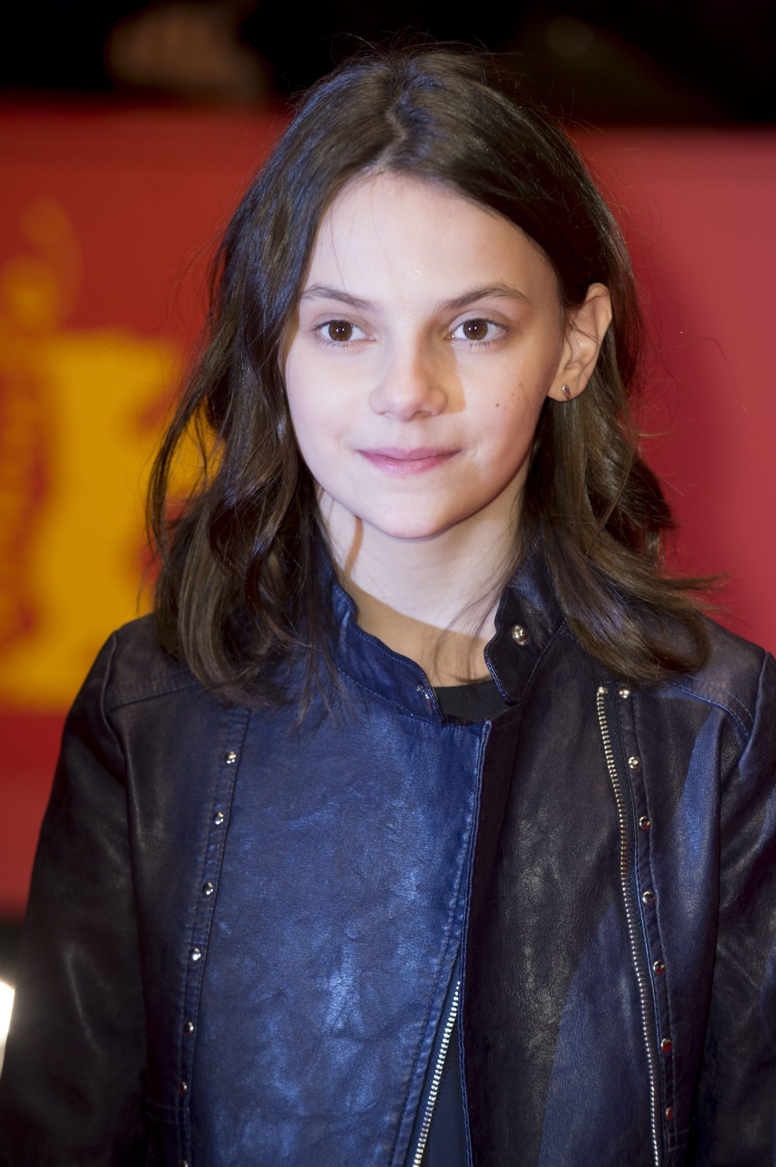 Dafne Keen HD wallpapers, Stunning visuals, Cinematic appeal, Iconic images, 1600x2400 HD Handy