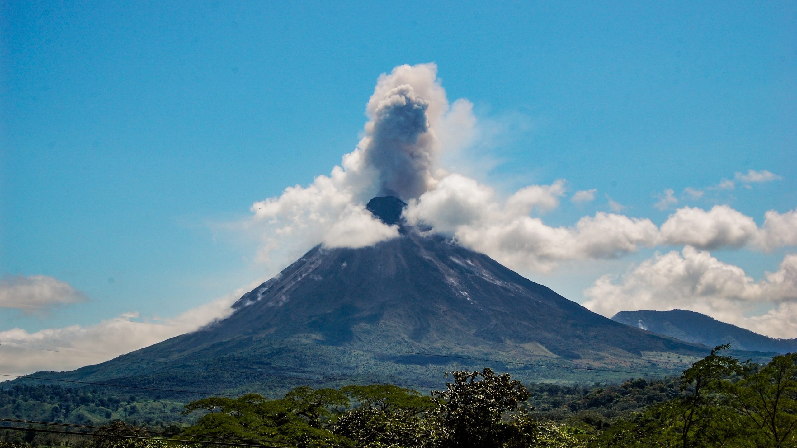 Arenal Volcano, Costa Rica experiences, Caracara travel, 2560x1440 HD Desktop