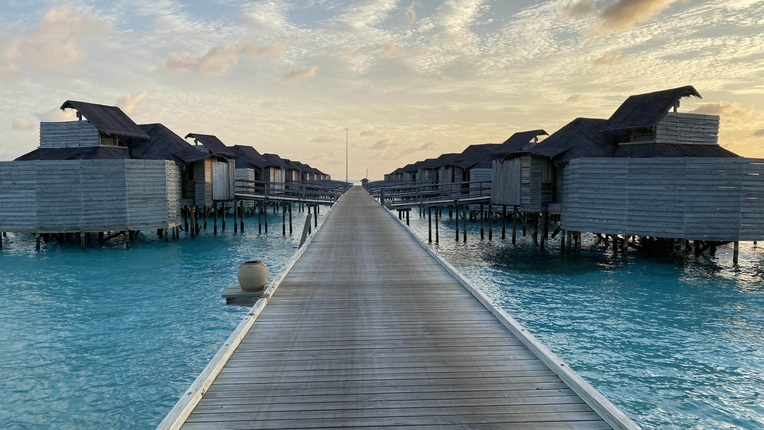 Barefoot luxury, Maldives paradise, Six Senses resort, Monkey Miles review, 2560x1440 HD Desktop