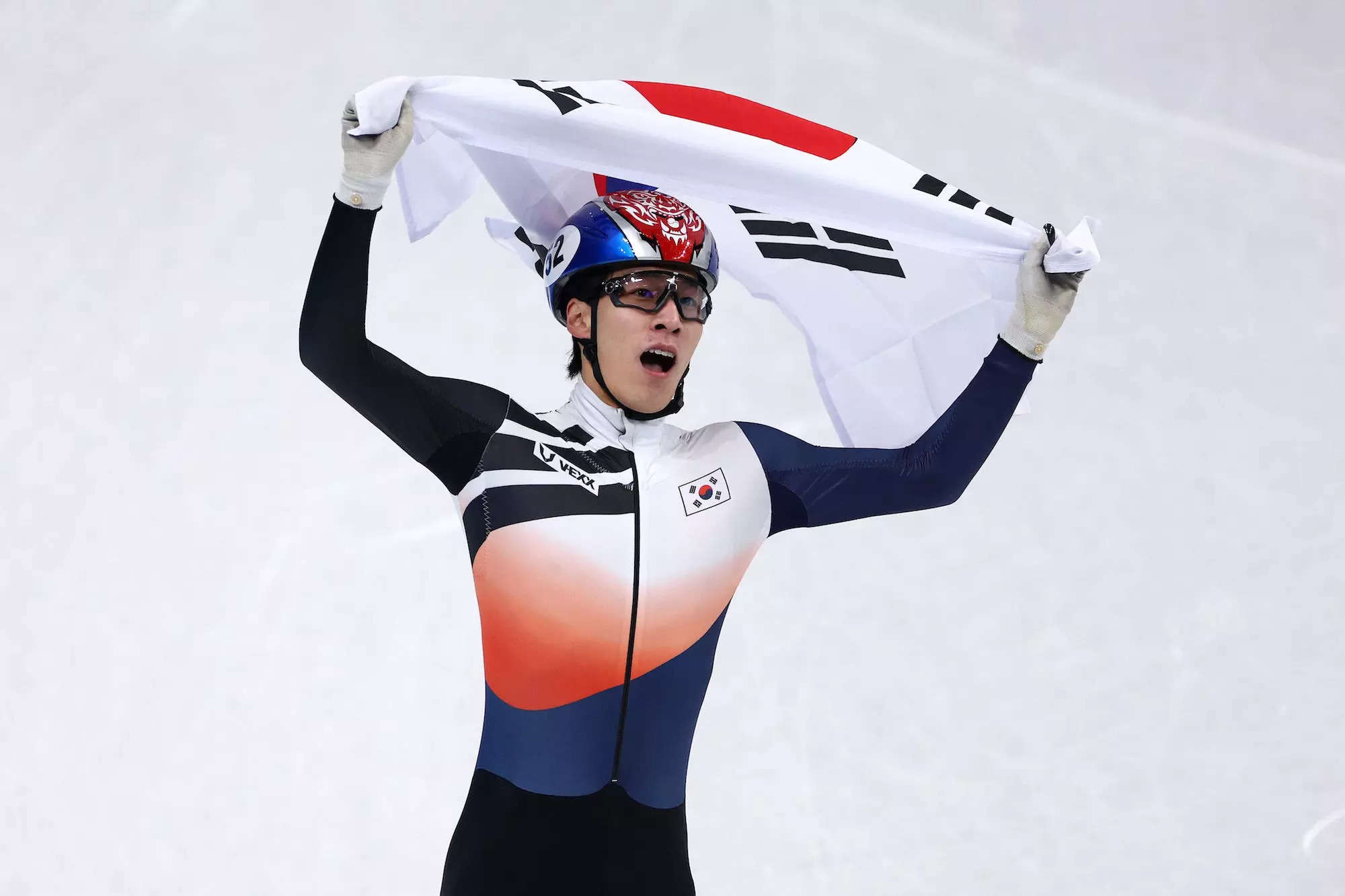 Chinese speed skater, Disqualified race, Judging bias, Business Insider India, 2000x1340 HD Desktop