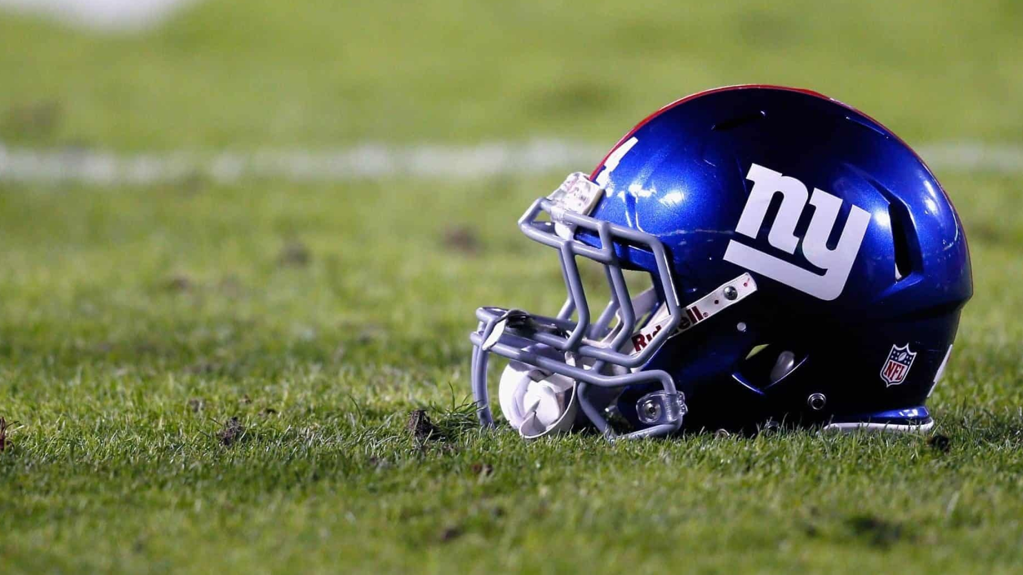 New York Giants: Established in 1925 in New York and played their first three decades at the Polo Grounds in upper Manhattan. 2050x1160 HD Background.