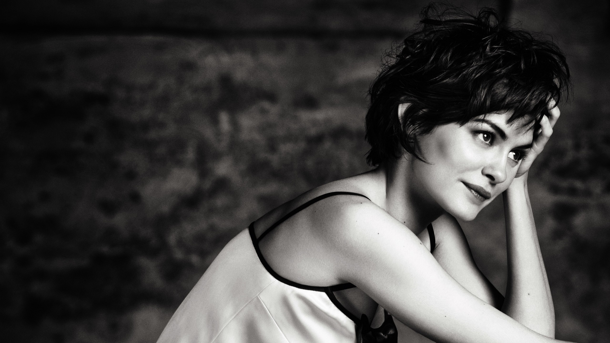 Audrey Tautou: Acting Debut At The Age Of 18, Chanel, Montblanc, L'Oréal Fashion Model. 2560x1440 HD Background.