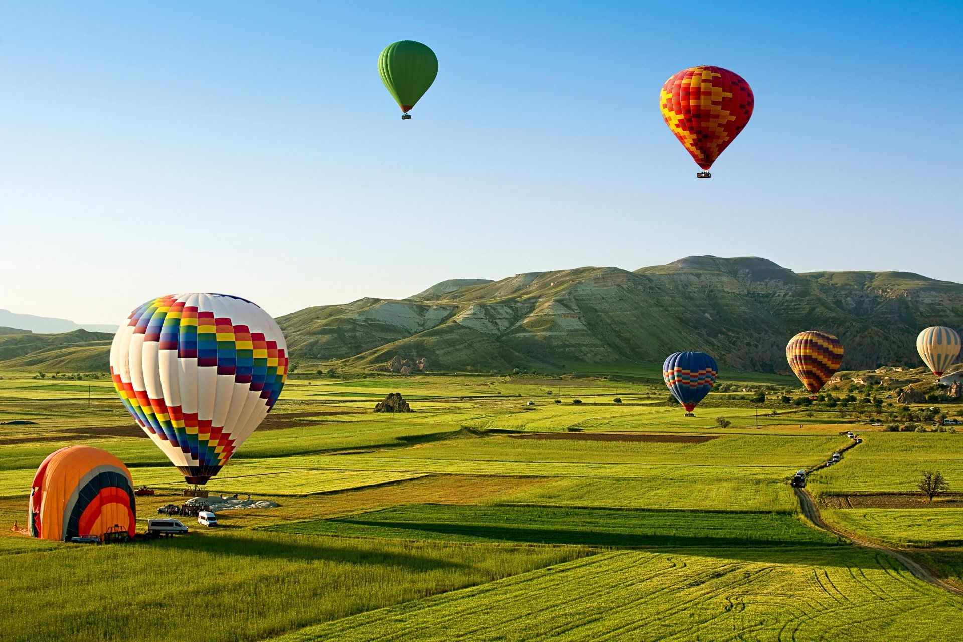 Hot Air Balloon: Preflight Preparation, Queenstown, New Zealand's Adventure Sports Capital. 1920x1280 HD Background.