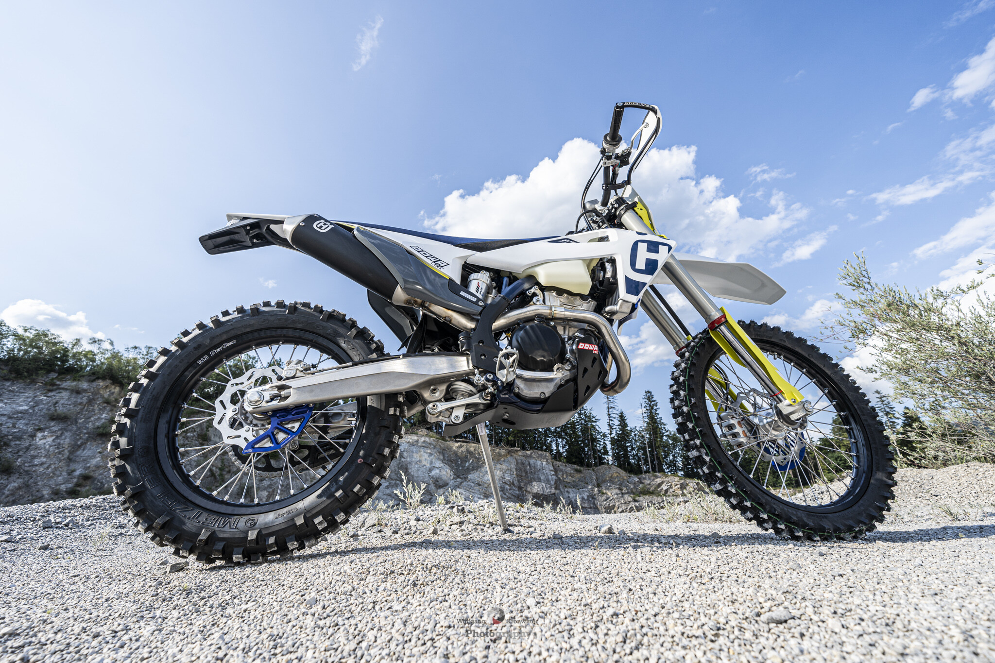 Husqvarna: TE 300i, Off road motorcycles, Liquid-cooled, two-stroke single-cylinder. 2050x1370 HD Background.