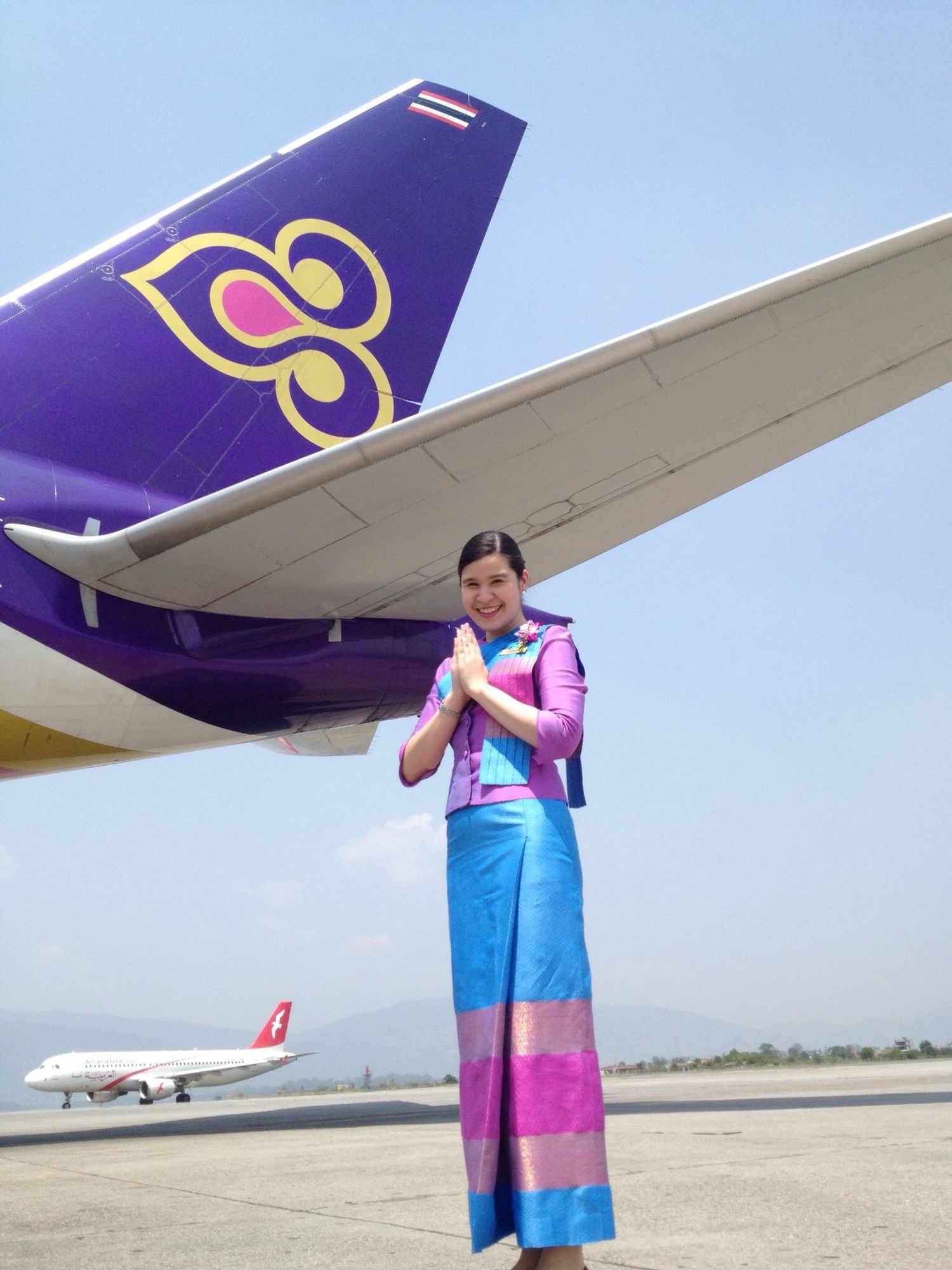 Thai Airways International, Cabin crew, Friendly service, Cabinas, 1500x2000 HD Handy