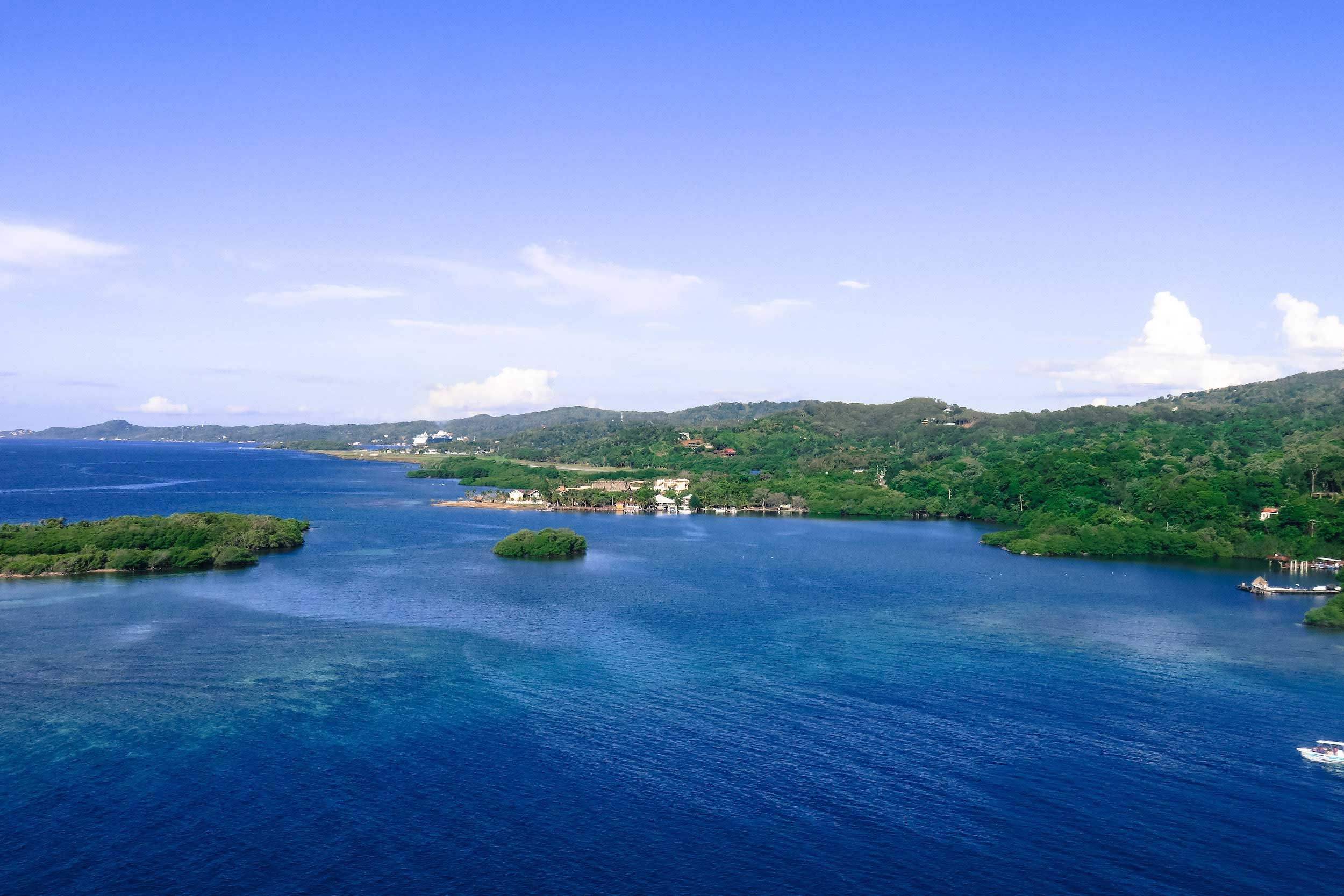 Cruise adventures, Roatn exploration, World to live, Honduras gateway, 2500x1670 HD Desktop