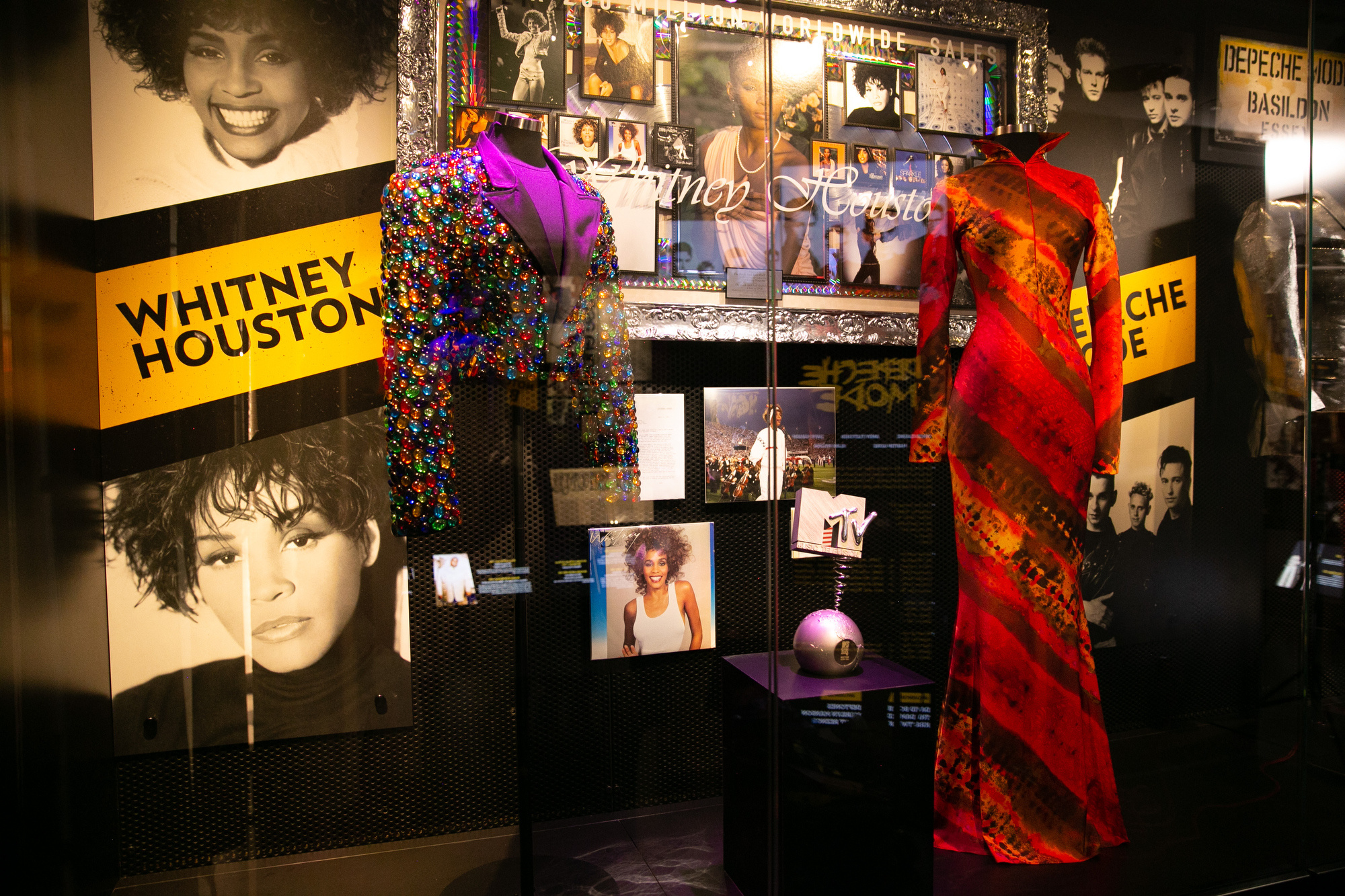 Rock and Roll Hall of Fame, Inductees exhibit, Music history showcase, Notable artists, 2000x1340 HD Desktop