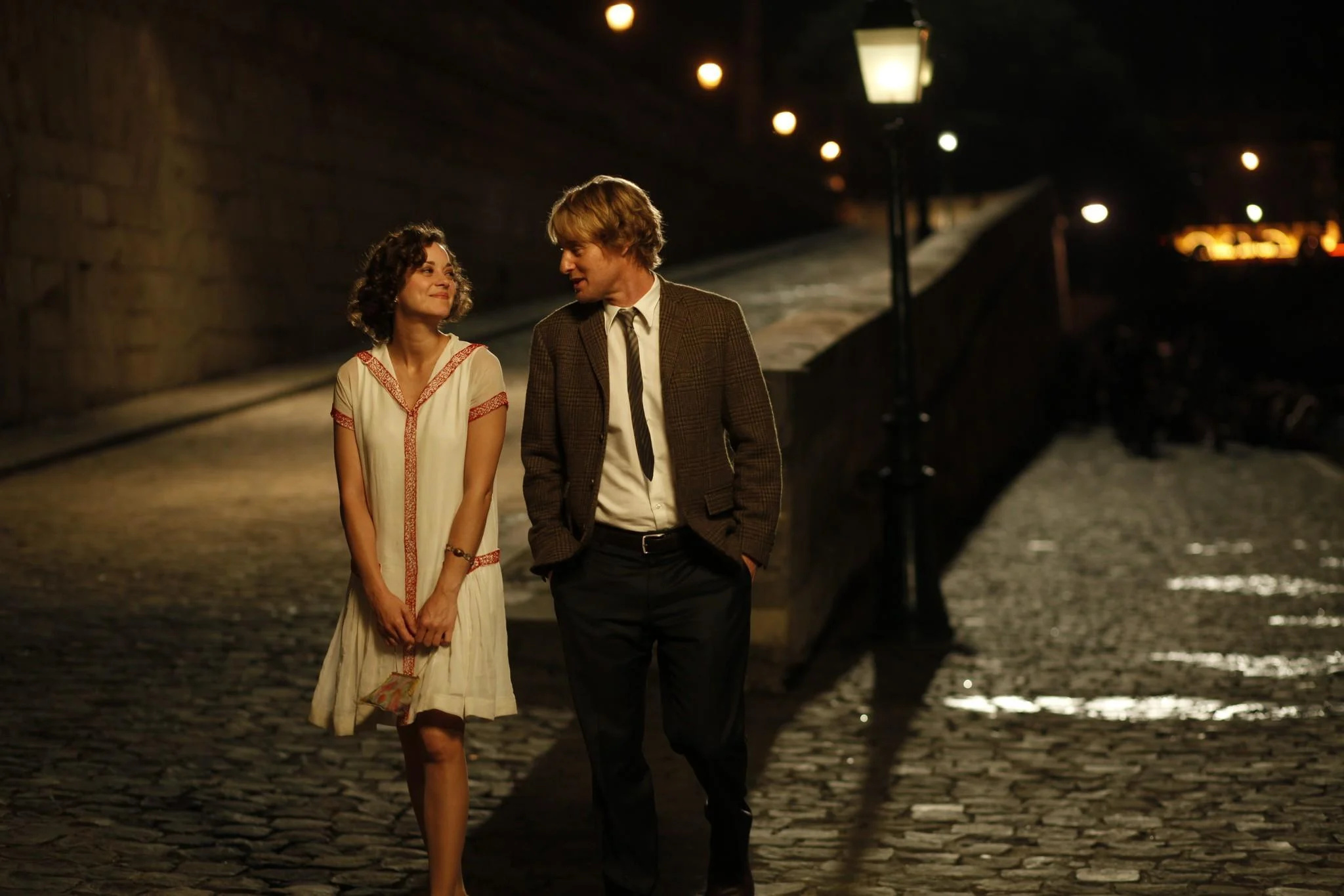 Midnight in Paris: Owen Wilson as Gil Pender and Marion Cotillard as Adriana. 2050x1370 HD Wallpaper.