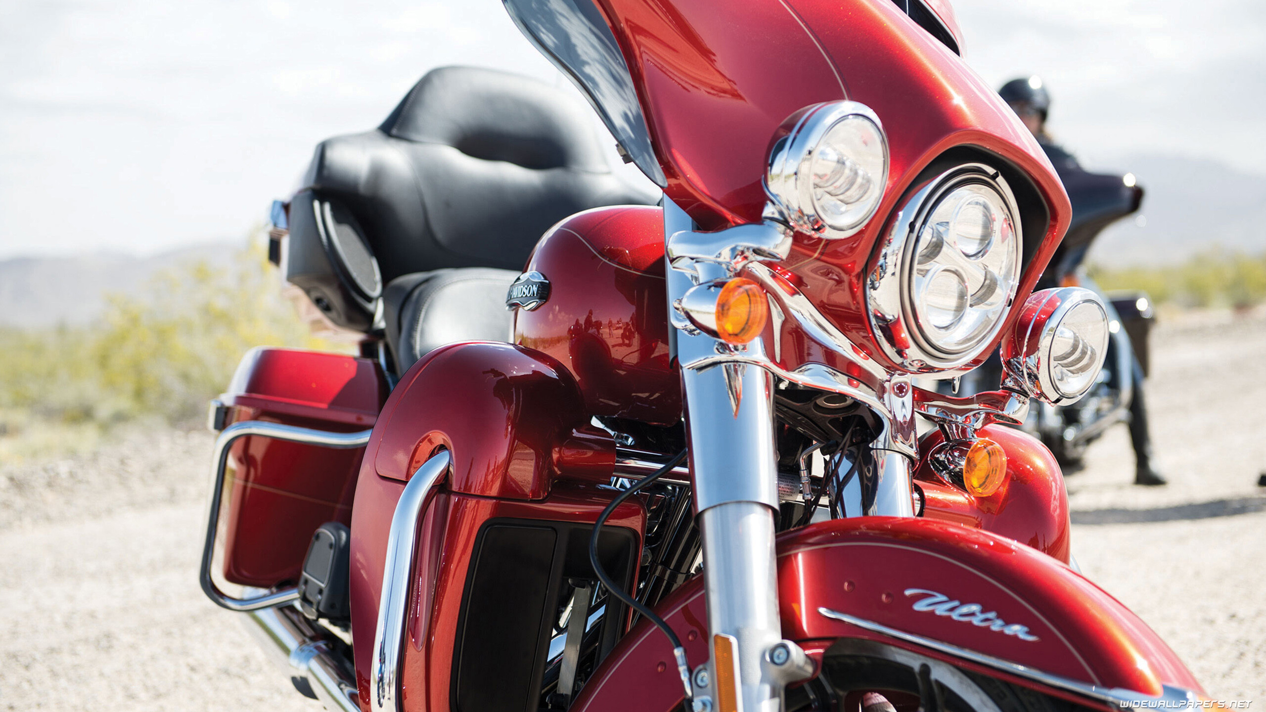 Harley-Davidson Glide: H-D touring model, Provide everything needed for long-distance journeys. 2560x1440 HD Background.