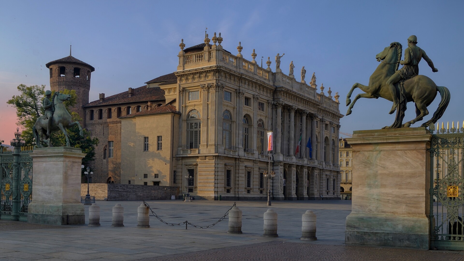Turin: Palazzo Madama, Statue, Facade. 1920x1080 Full HD Background.
