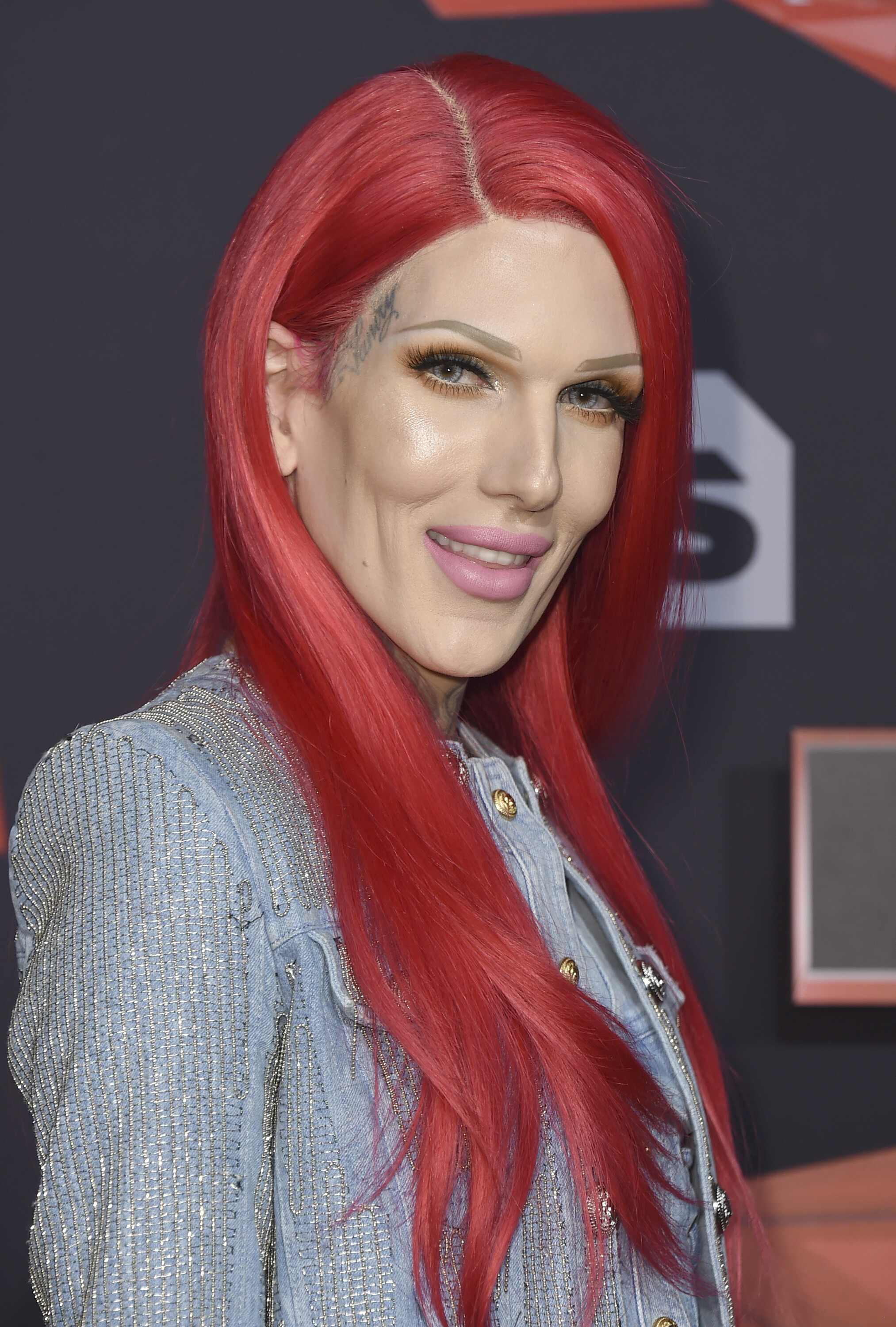 Jeffree Star: An American YouTuber, makeup artist, and former singer-songwriter. 2030x3000 HD Background.