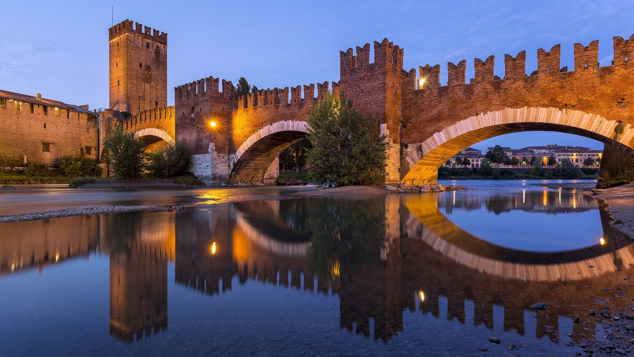 Verona, Italy, Castelvecchio bridge, Historic landmark, 2050x1160 HD Desktop