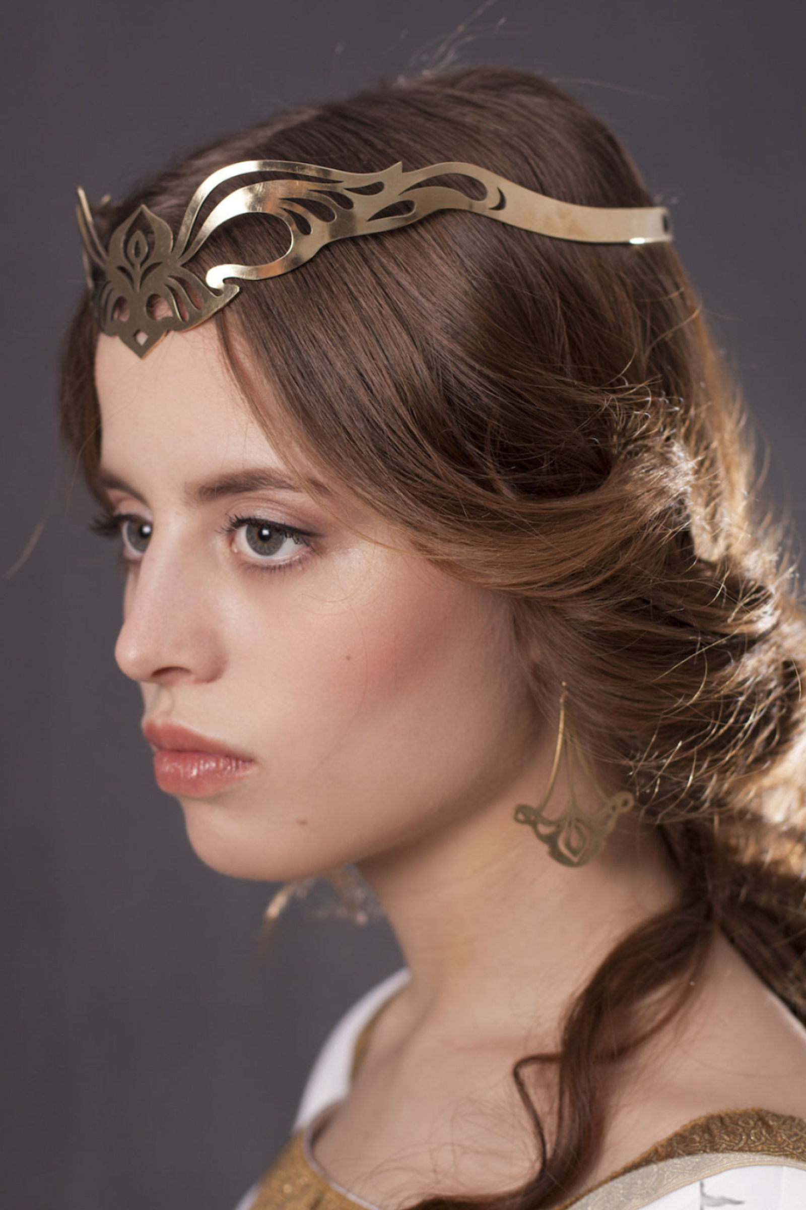 Brass circlet crown, Lady hunter robe, 1600x2400 HD Handy