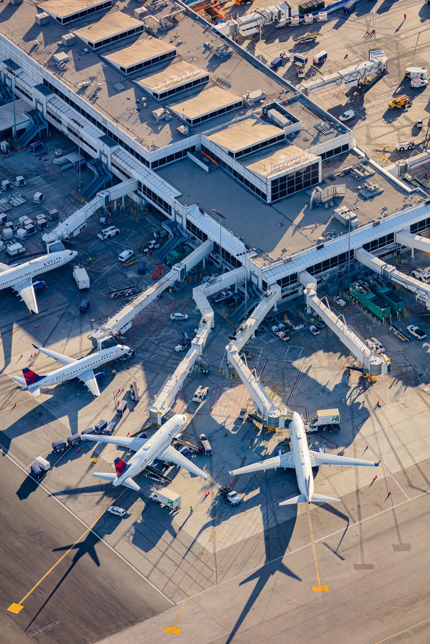 Delta Terminal, Los Angeles International Airport, Aerial photo, Toby Harriman, 1670x2500 HD Handy