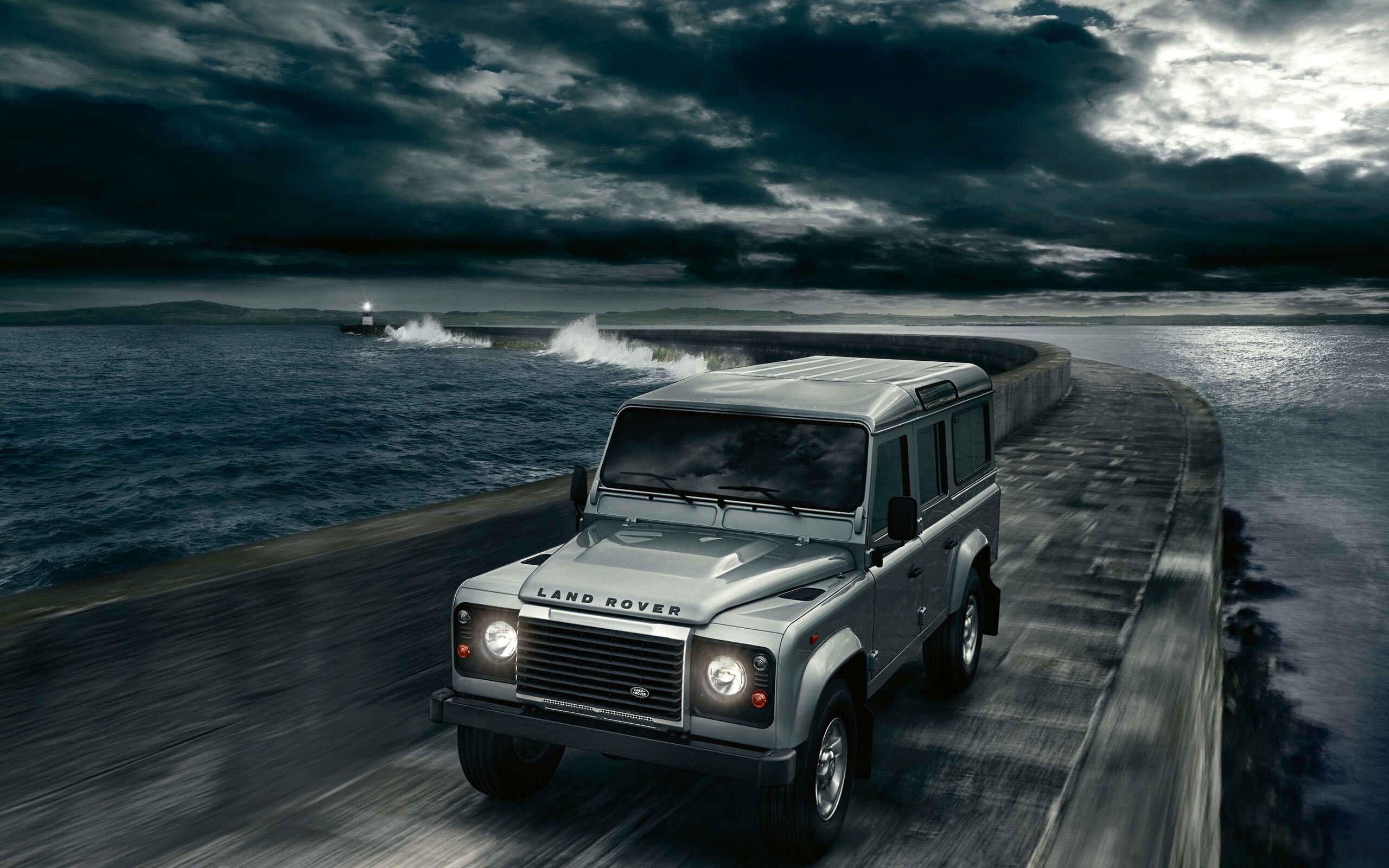 Land Rover: The company received a Queen's Award for Enterprise for outstanding contribution to international trade, in 2001. 2560x1600 HD Wallpaper.