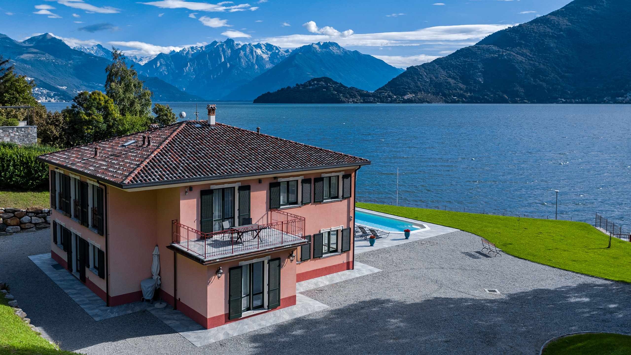 Lake Como, Luxurious villa, Italian retreat, Picturesque setting, 2560x1440 HD Desktop