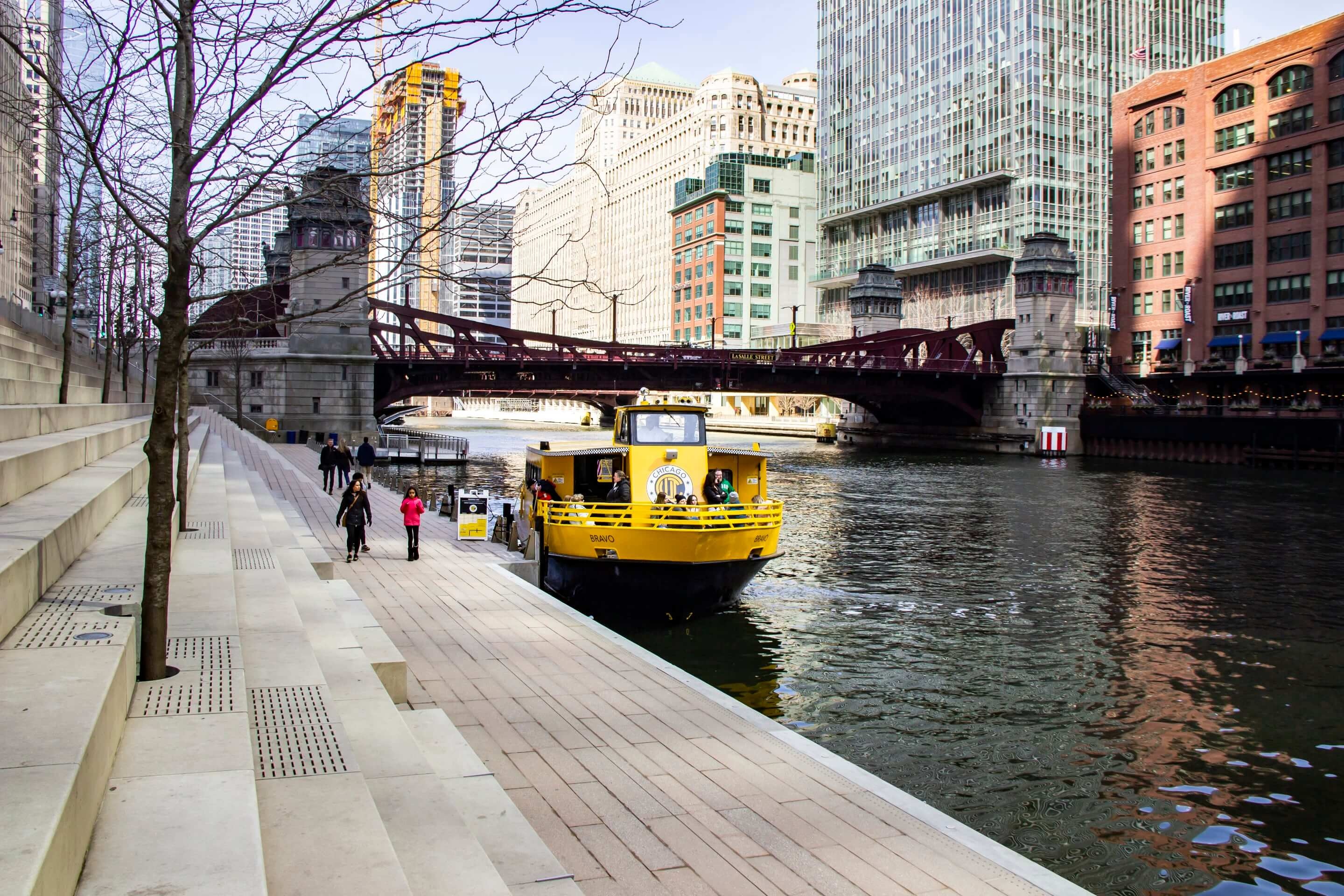 Water Taxi: Chicago riverwalk, Taking over 400,000 passengers on various routes along the Chicago River. 2880x1920 HD Background.