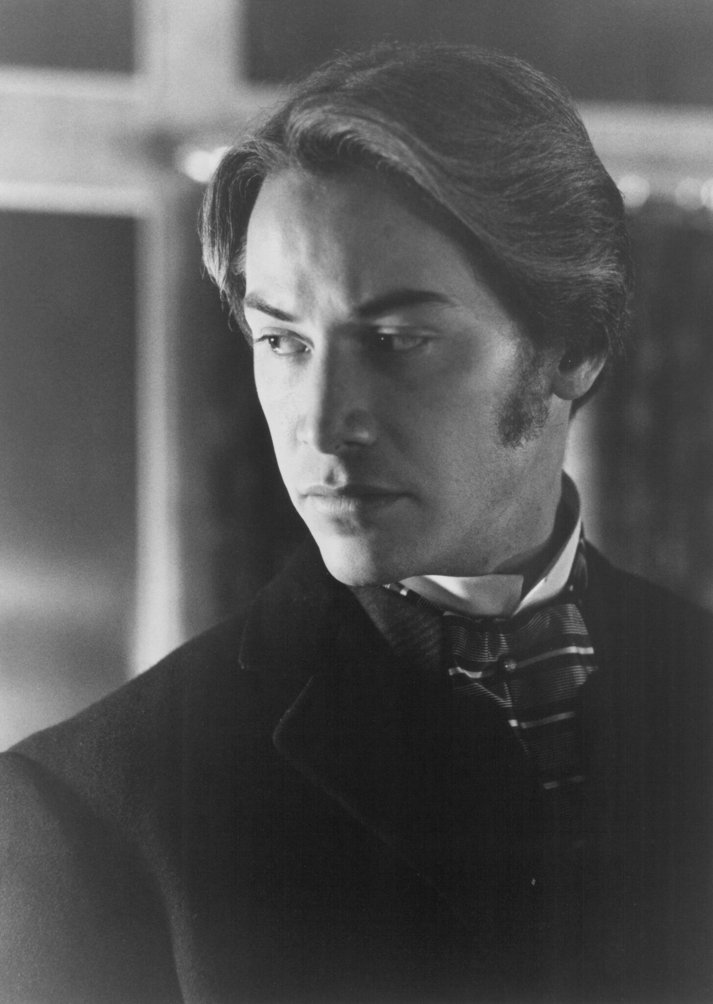 Keanu Reeves (Dracula): Came to Transylvania to arrange Dracula's real estate acquisitions in London. 1460x2050 HD Wallpaper.