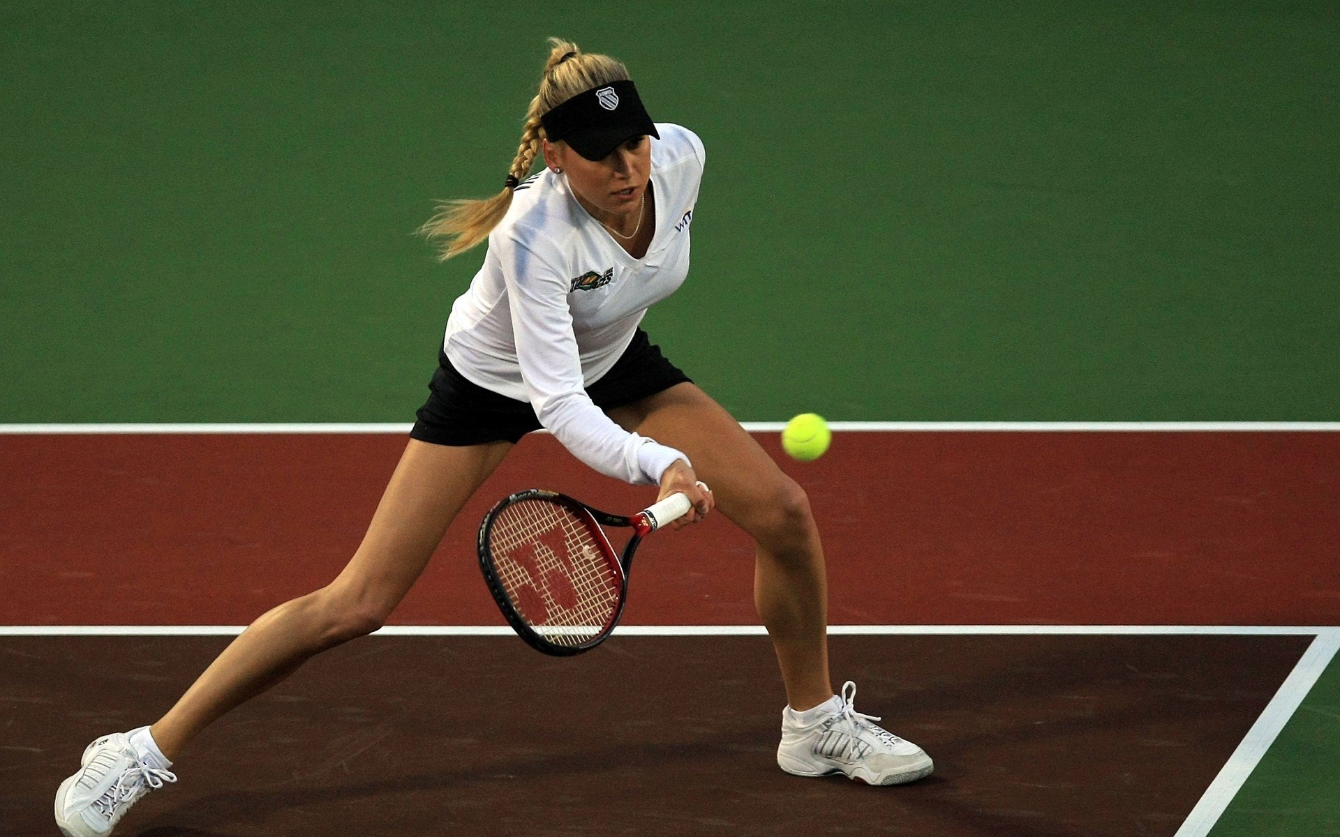 Anna Kournikova: The tennis star's career was cut short in 2003 due to a devastating back injury. 1920x1200 HD Background.