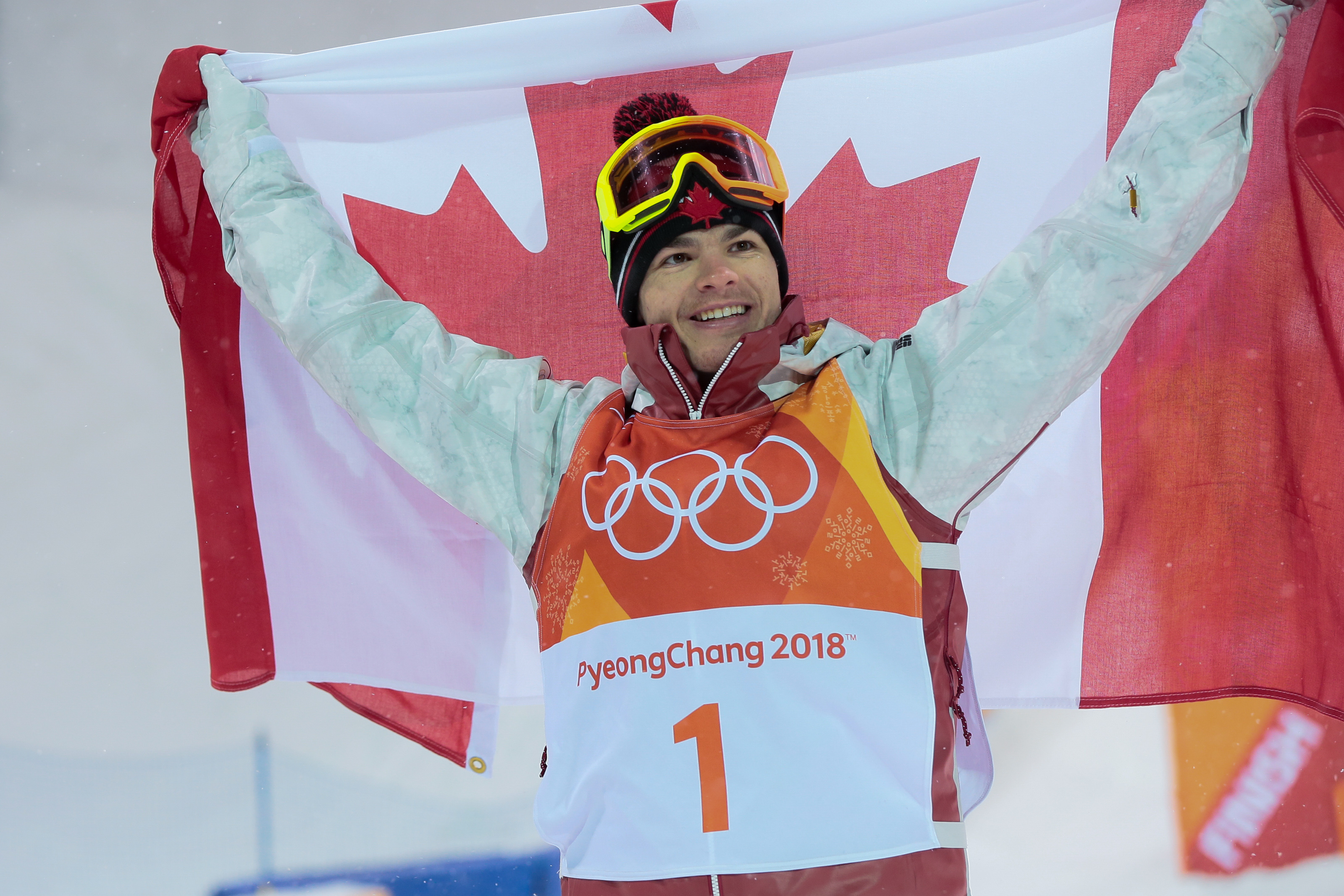 Mikael Kingsbury, Canadian mogul skier, Winter sports athlete, Competitive journey, 3200x2140 HD Desktop