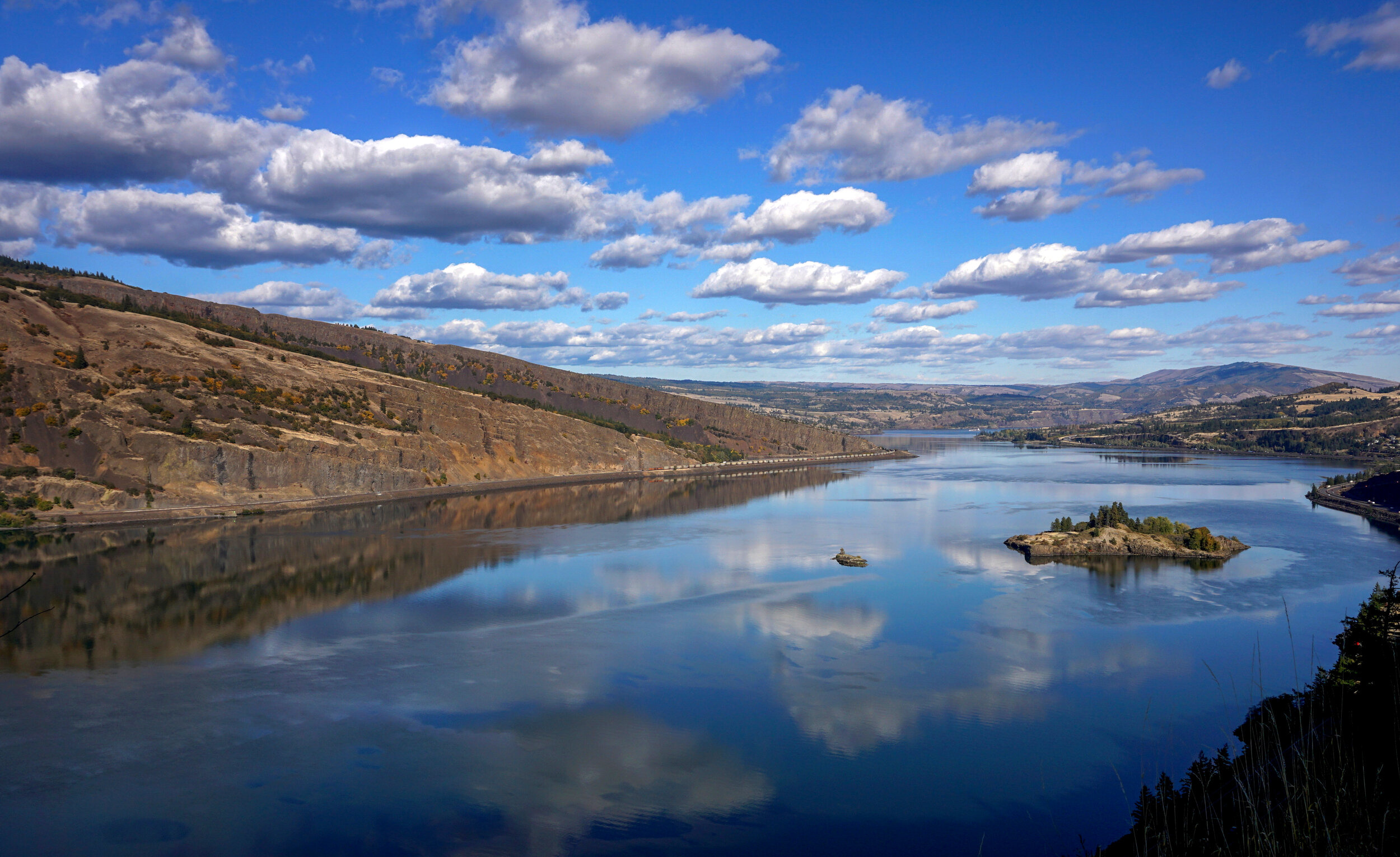 Columbia River, Scenic beauty, Northwestern pledge, Pristine wilderness, 2500x1530 HD Desktop
