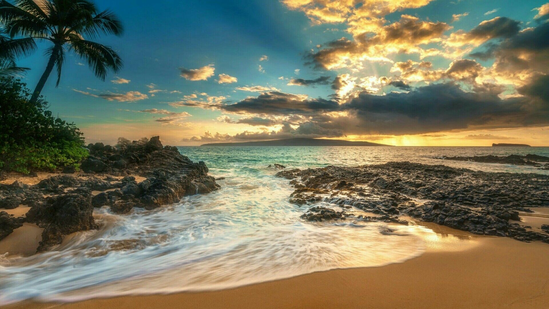Maui (Hawaii): Beach, The island is home to a large rainforest on the northeastern flanks of Haleakala. 1920x1080 Full HD Background.