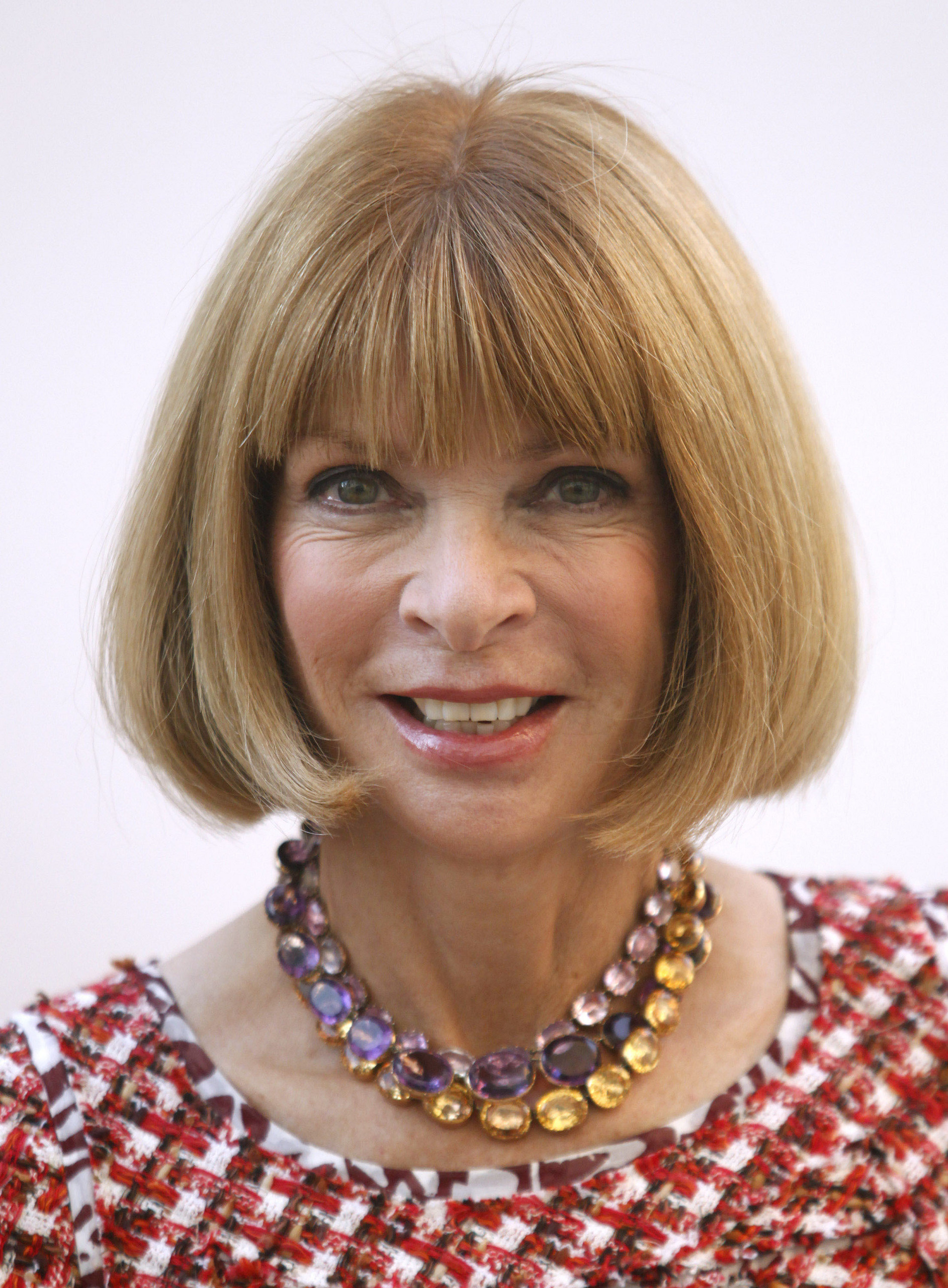 Anna Wintour: Attained her first editorship, taking over the UK edition of Vogue, in 1985. 1890x2560 HD Wallpaper.