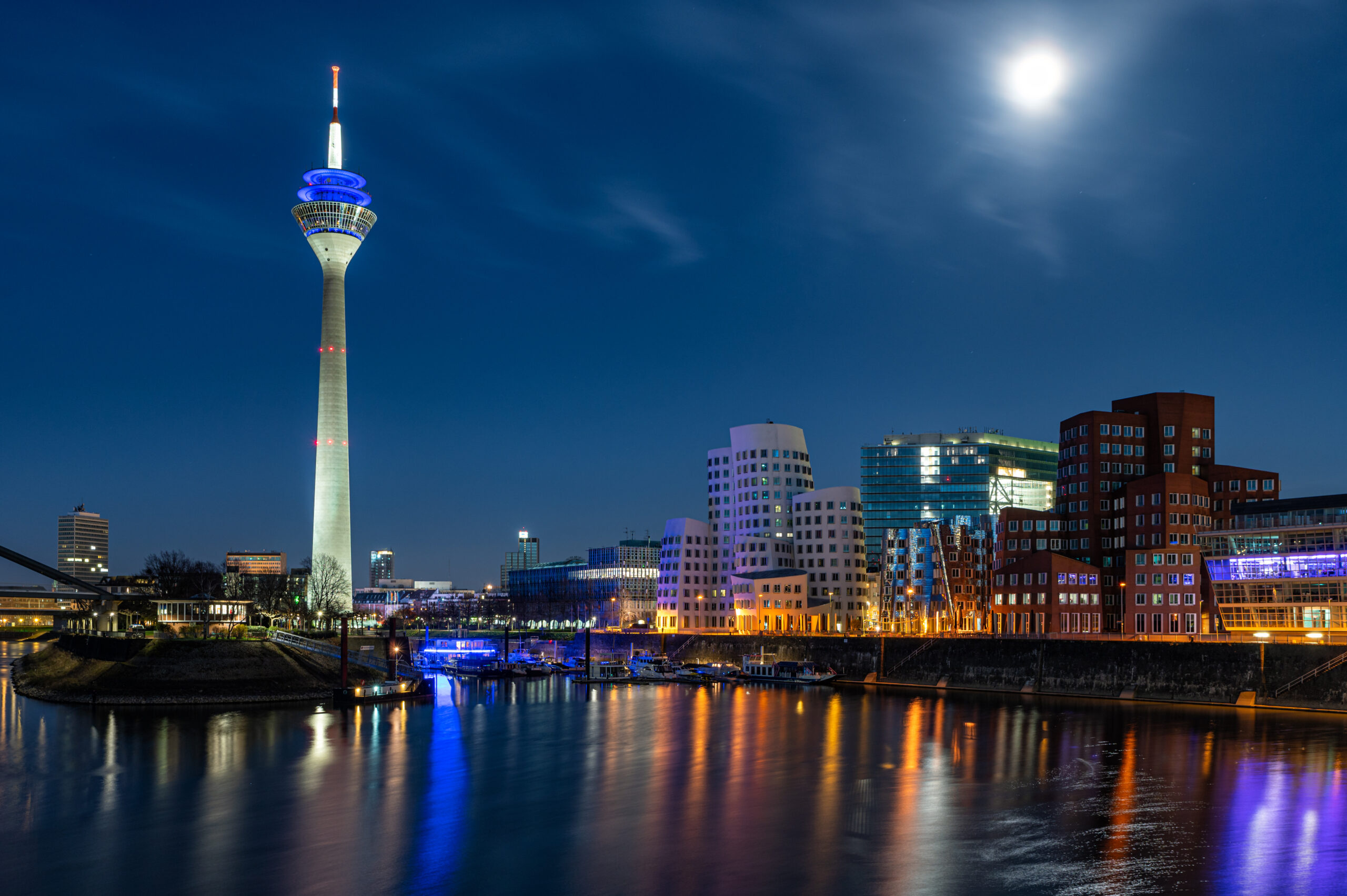 Dusseldorf Skyline, Photographic workshop, Medienhafen charm, Stunning landscapes, 2560x1710 HD Desktop