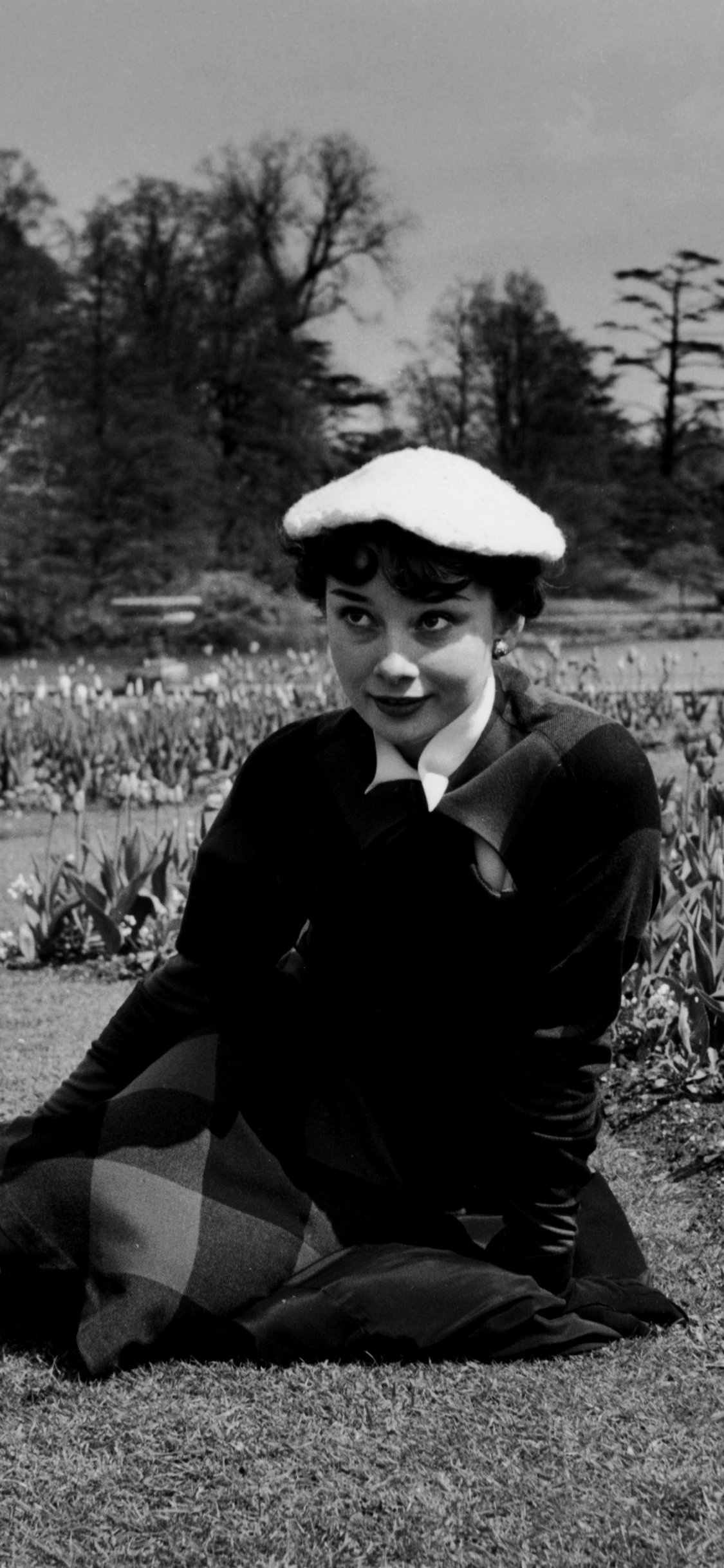 Audrey Hepburn, Classic films, Elegant style, Timeless beauty, 1130x2440 HD Phone