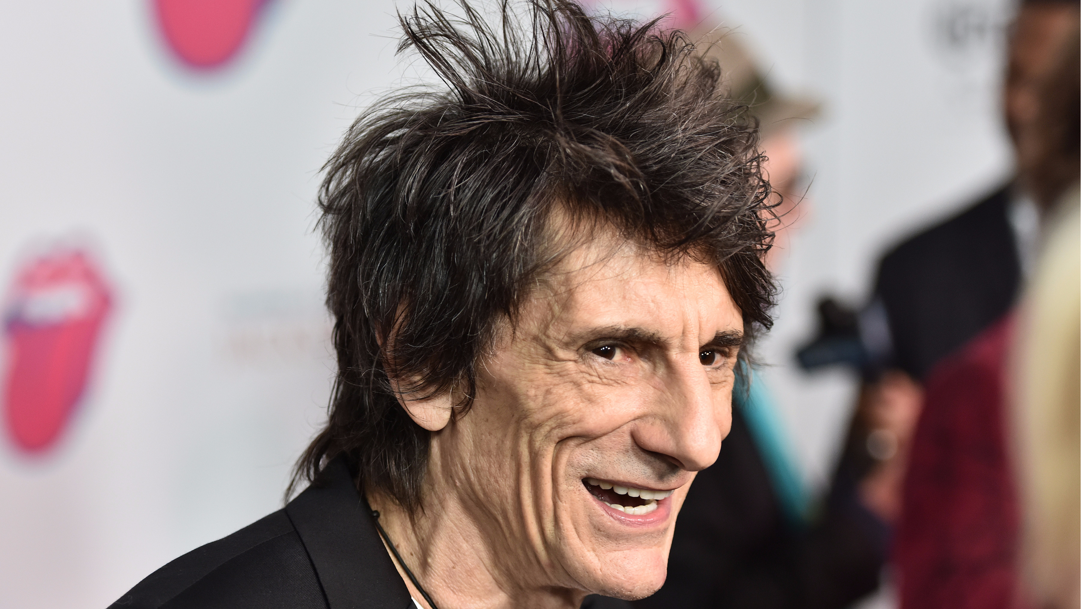 Ronnie Wood, Lung cancer revelation, Candid interview, Ladbible feature, 3620x2040 HD Desktop