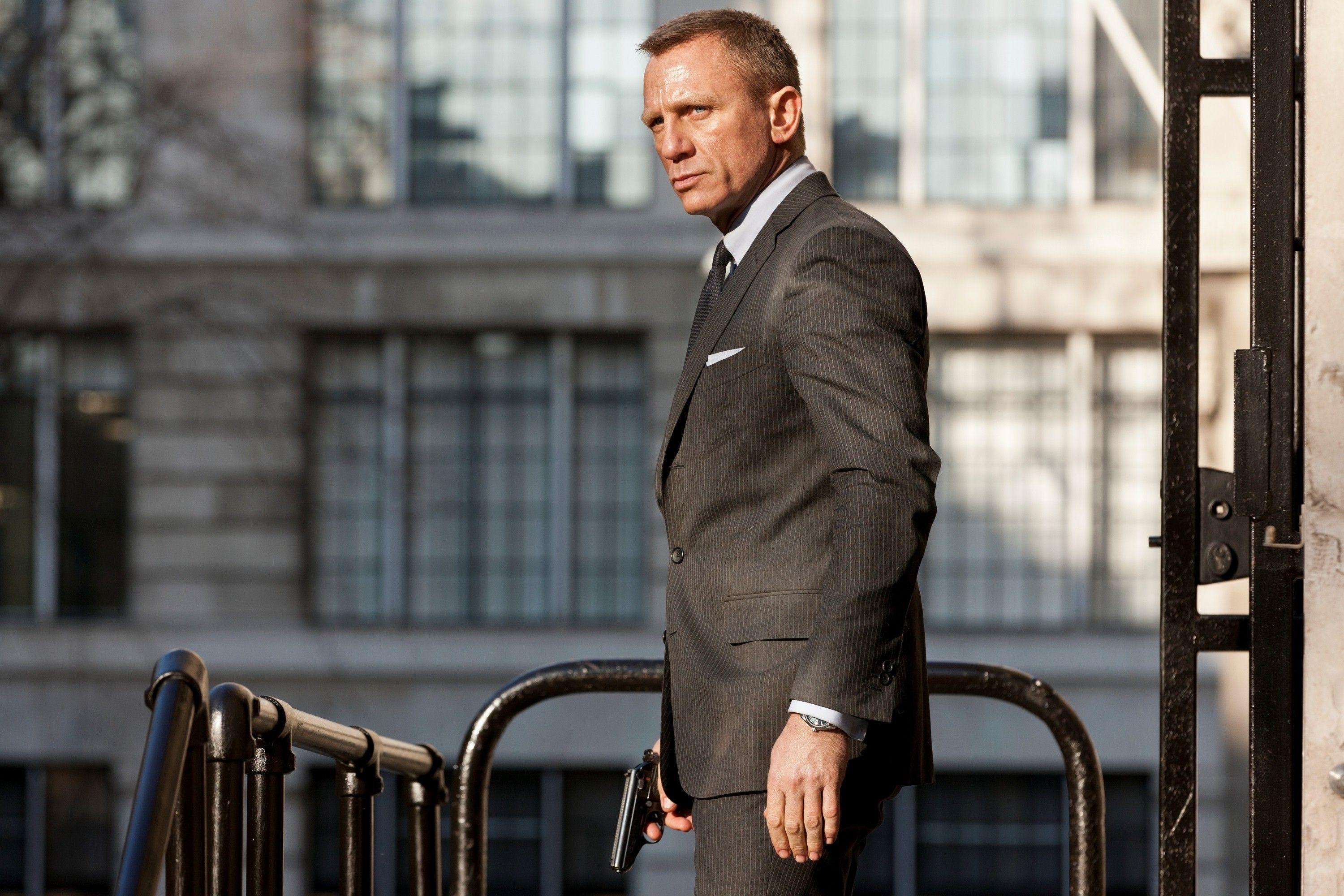 Daniel Craig: Two Golden Globe Award nominations for his performance as Detective Benoit Blanc. 3000x2000 HD Wallpaper.