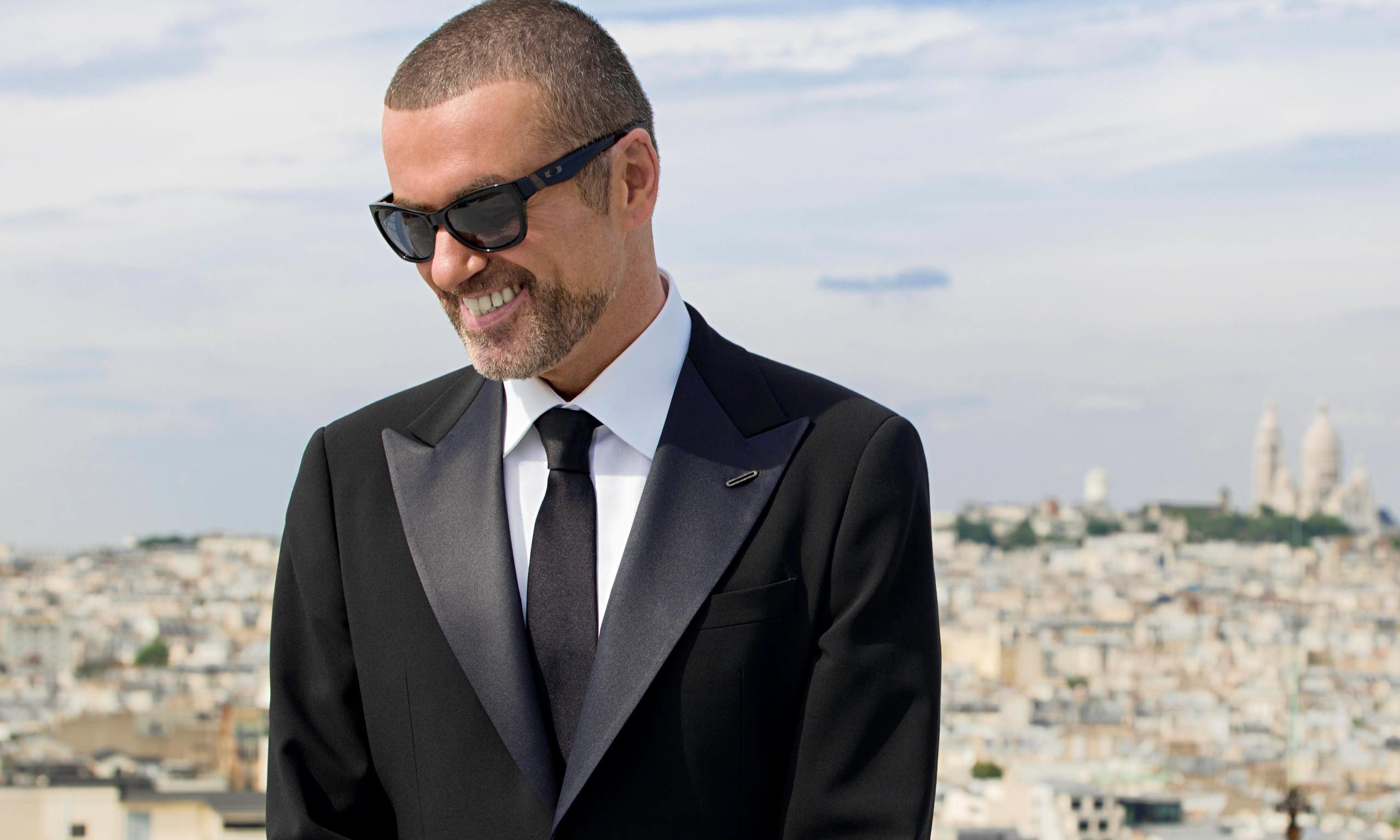 George Michael: Achieved seven number-one songs on the UK Singles Chart and eight number-one songs on the US Billboard Hot 100. 2560x1540 HD Background.