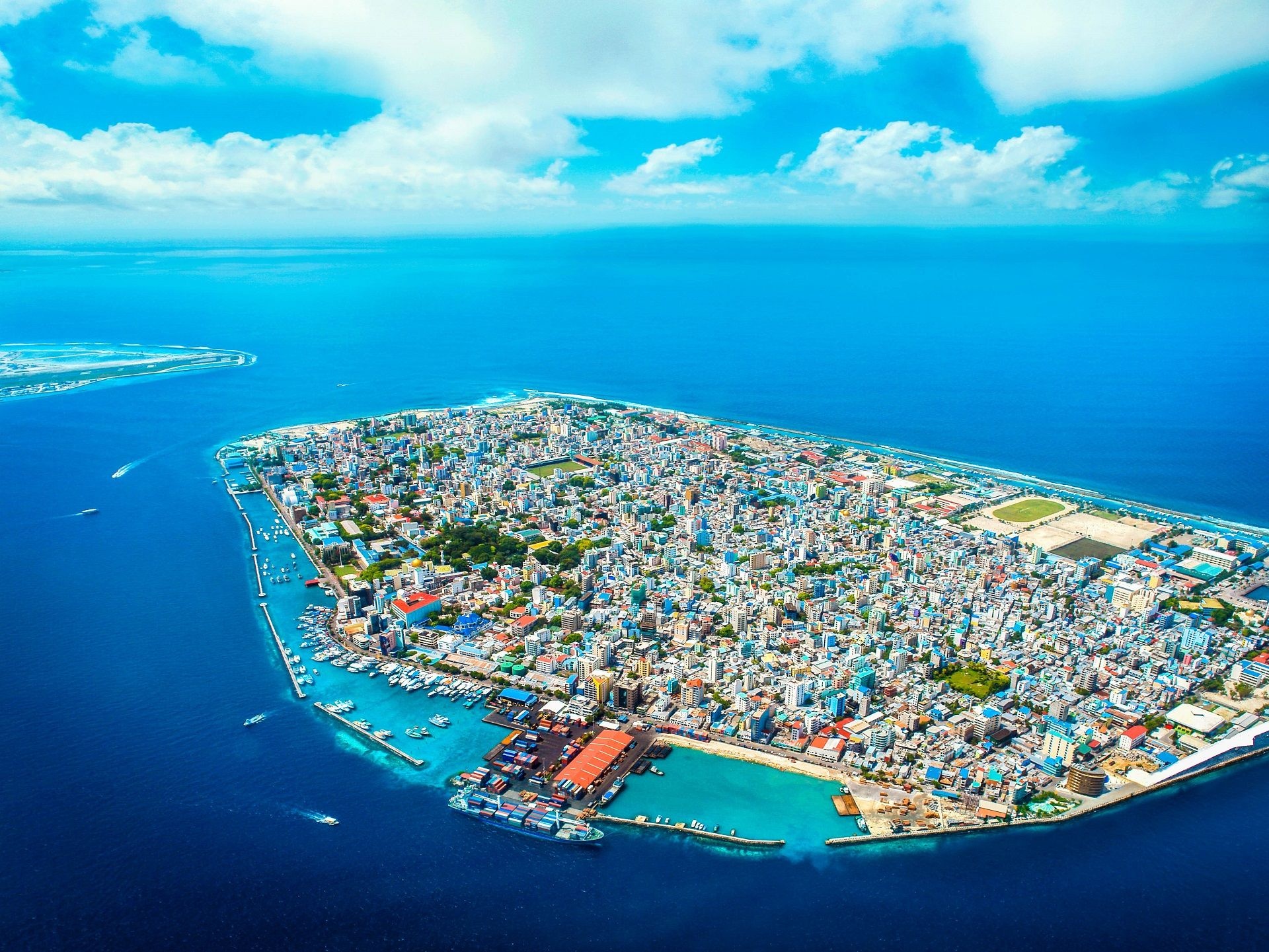 Male (Maldives), Cheap experience, Useful tips, Aerial view, 1920x1450 HD Desktop