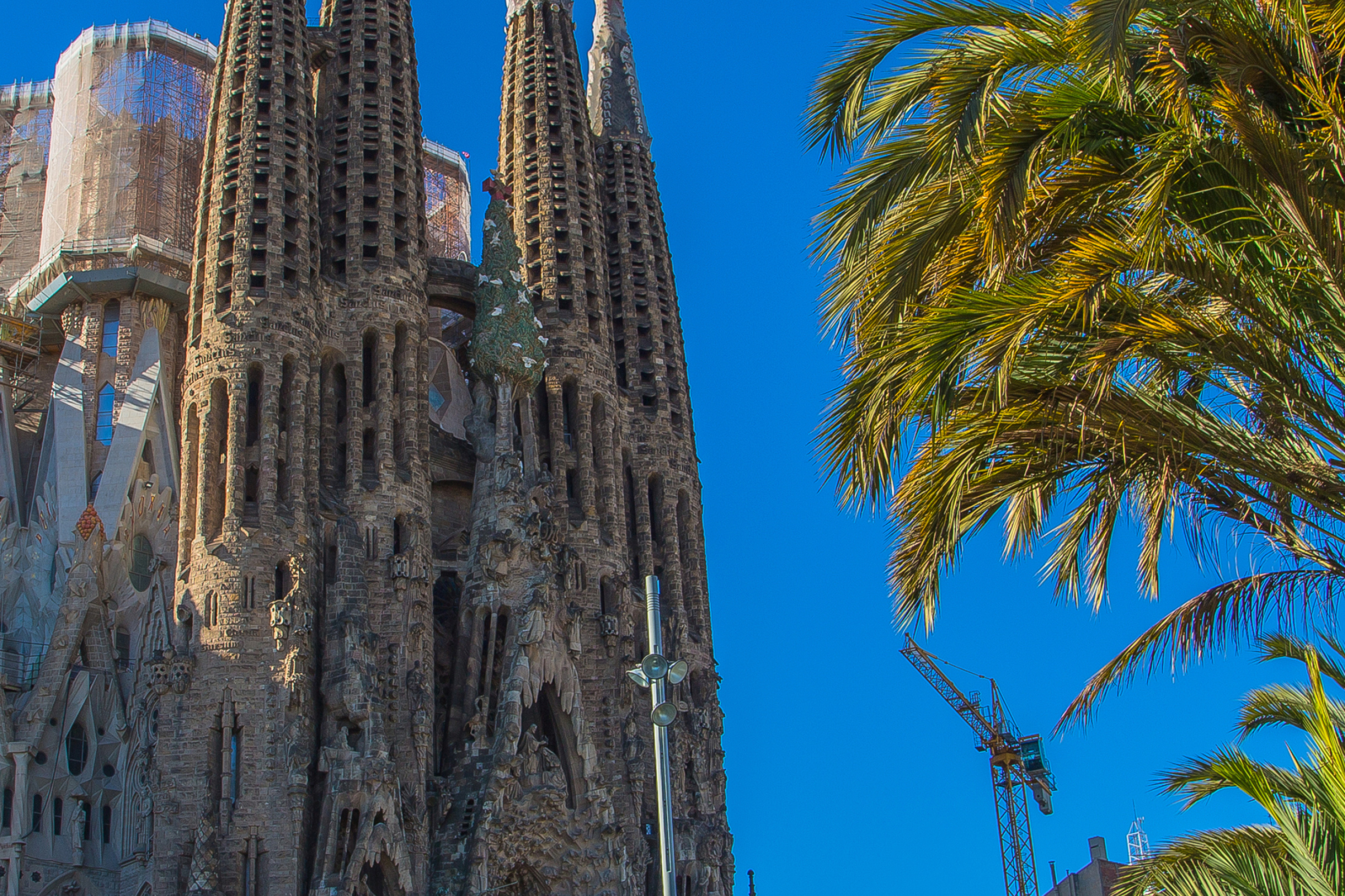 Sagrada Familia, Barcelona monument, Iconic cathedral, Tourist attraction, 2800x1870 HD Desktop