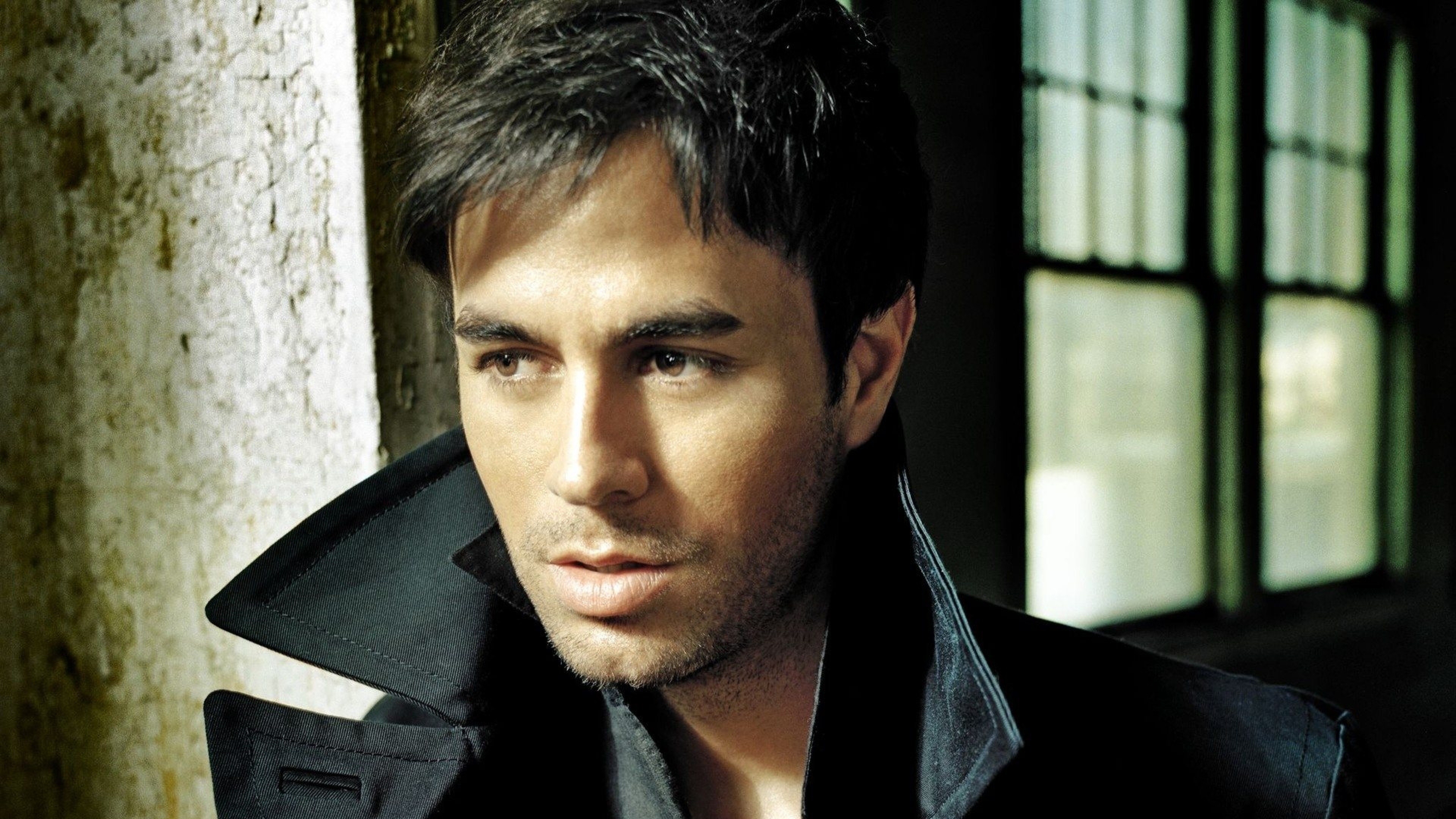 Enrique Iglesias and Anna Kournikova: Named the 14th most successful and top male dance club artist of all time, 2016. 3840x2160 4K Wallpaper.