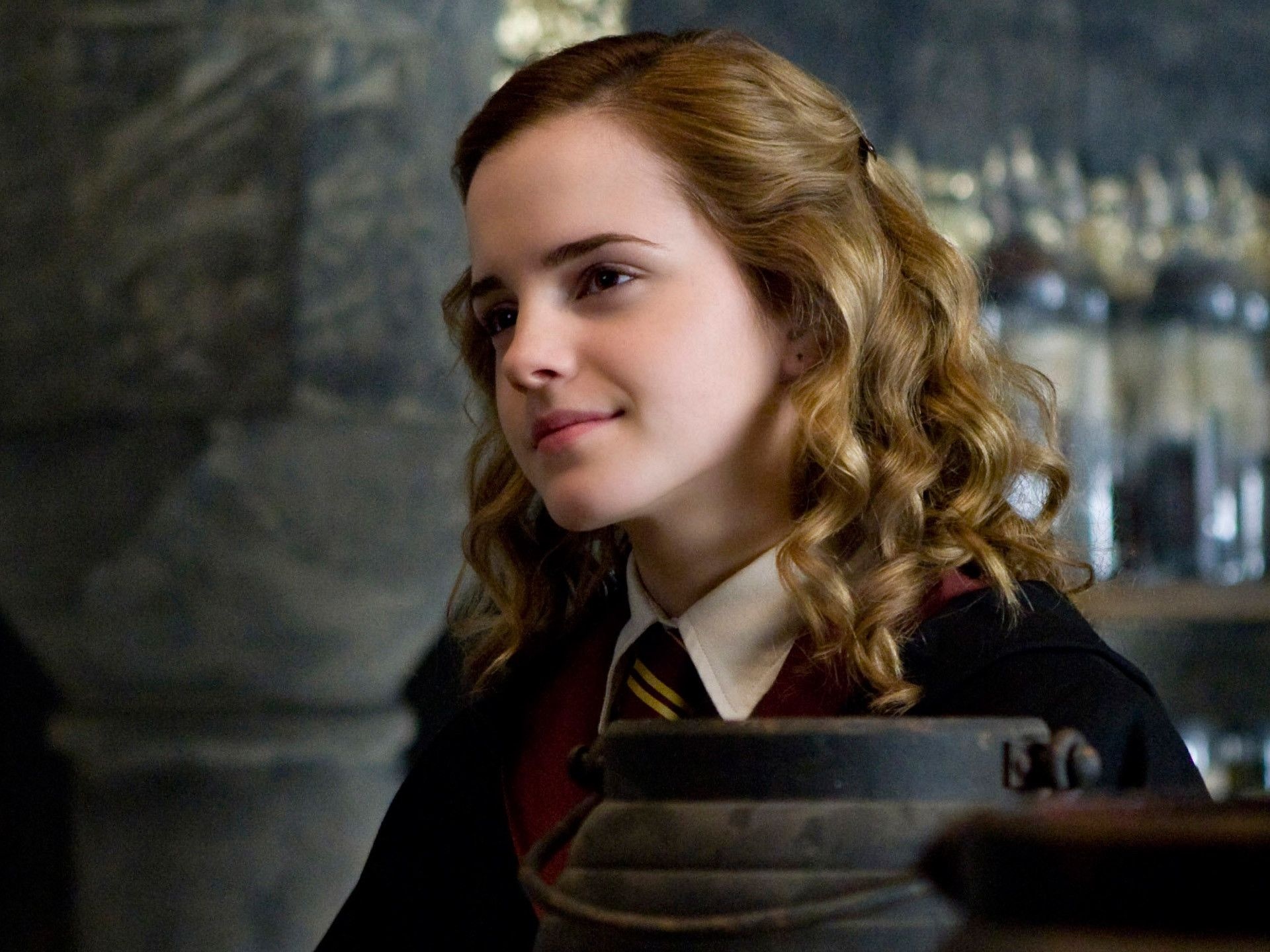 Hermione: Hermione's first name is taken from a character in William Shakespeare's The Winter's Tale. 1920x1440 HD Background.