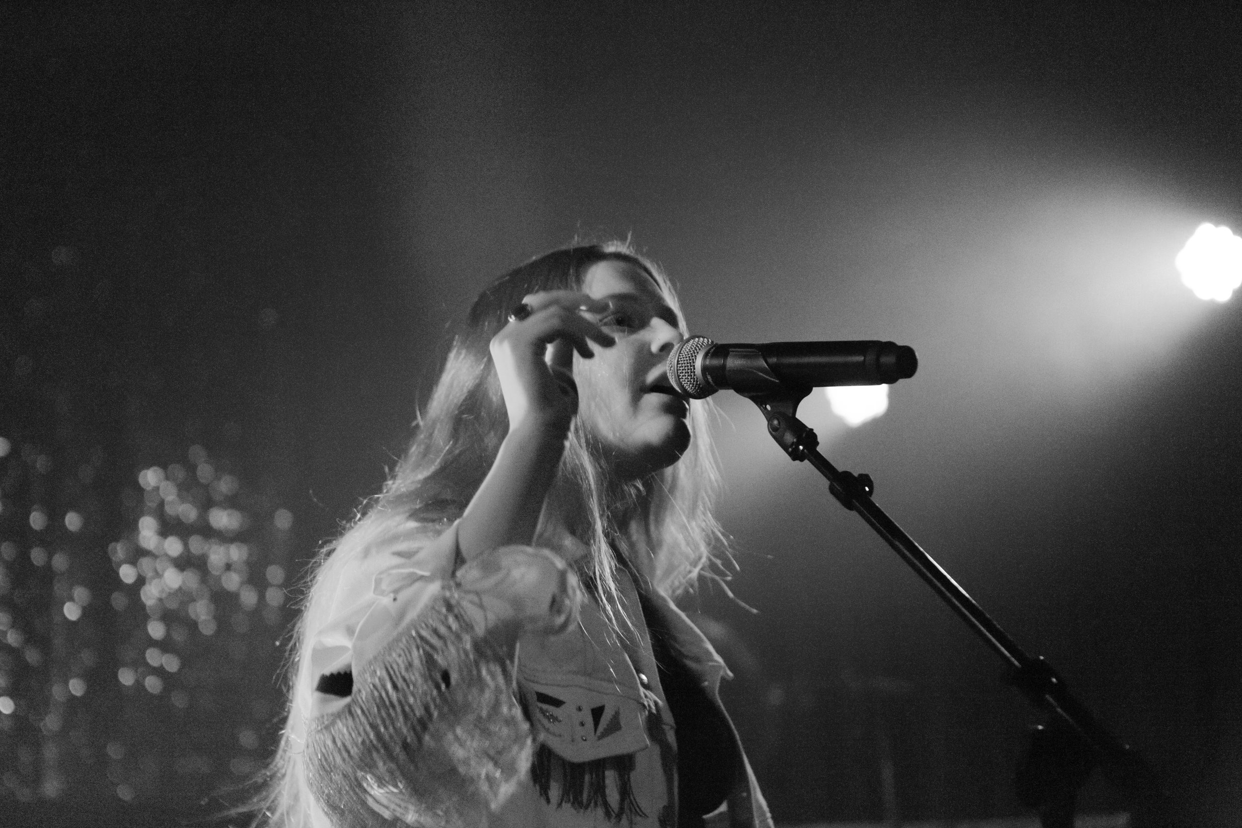Maggie Rogers, Chicago crowd, Authentic performance, Lincoln Hall, 2500x1670 HD Desktop