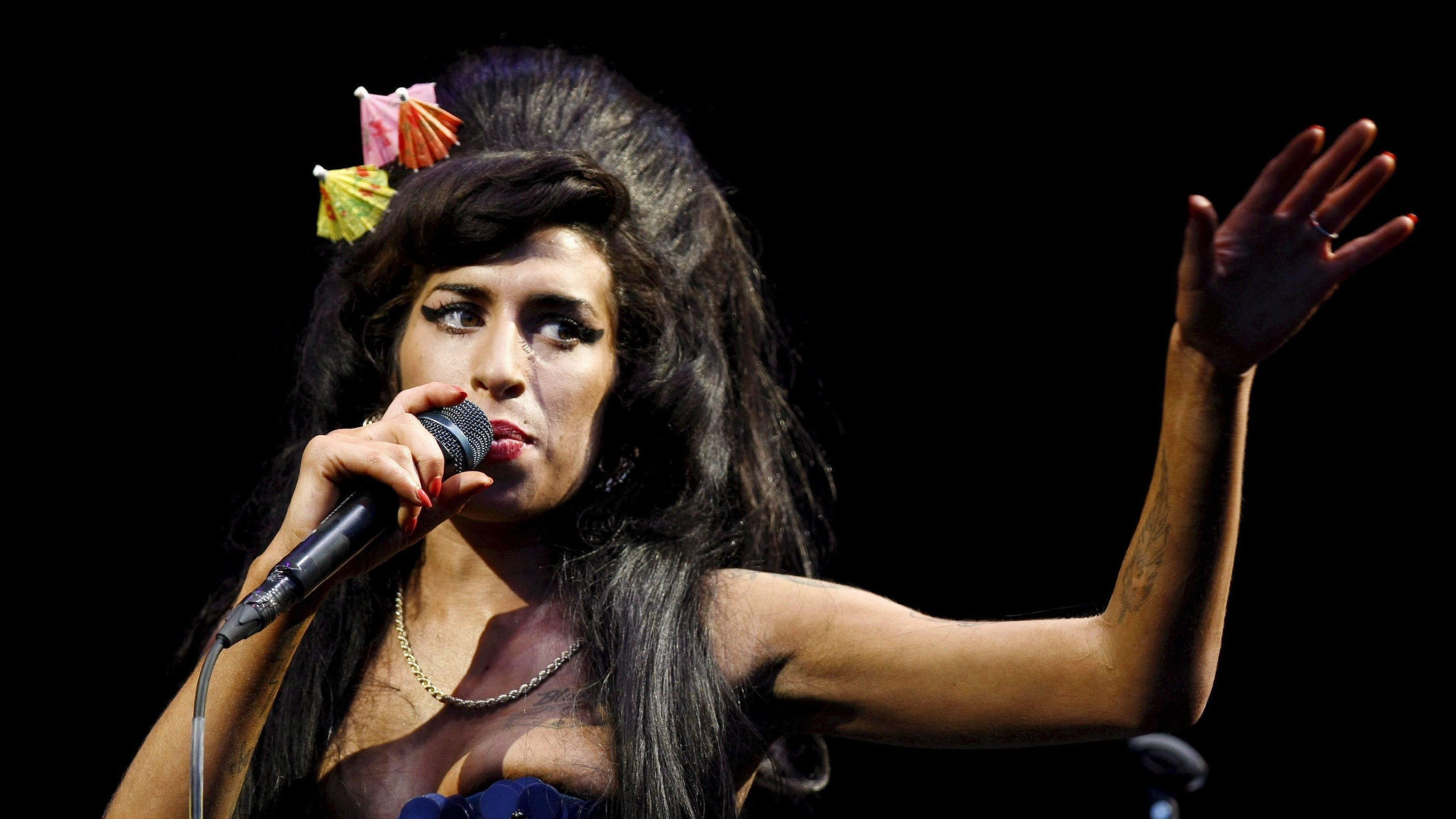 Amy Winehouse, Desktop backgrounds, Elegant and classy, 3360x1890 HD Desktop