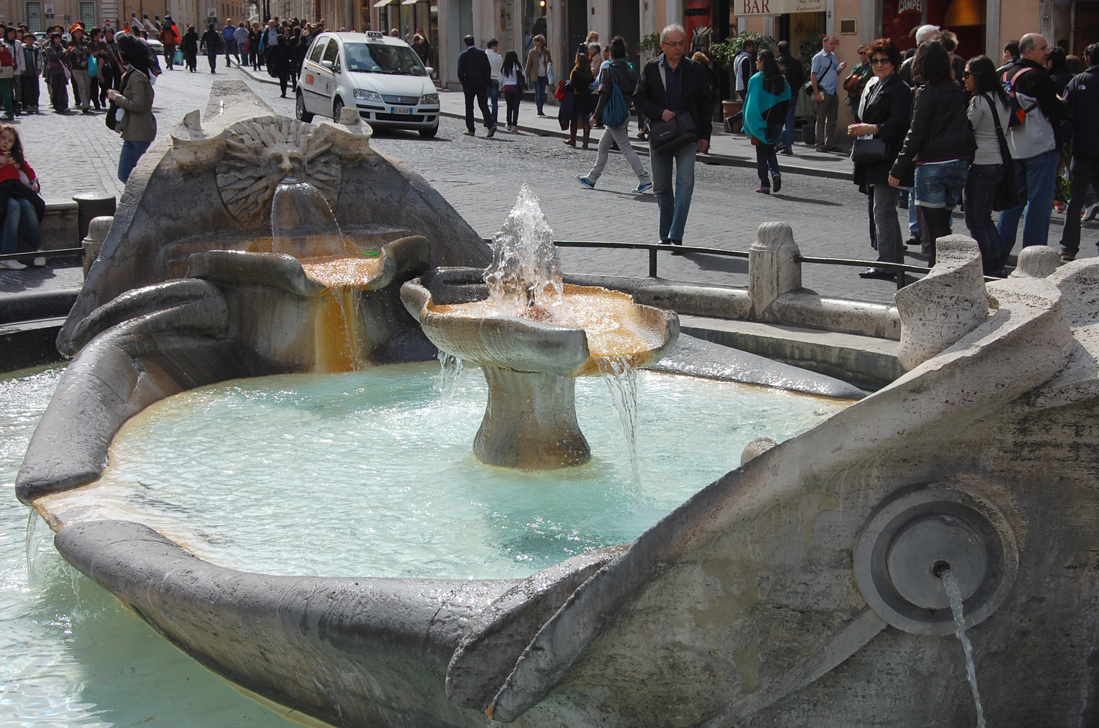 Fontana del Tritone in der Nähe des Barcaccia-Brunnens, 2260x1500 HD Desktop